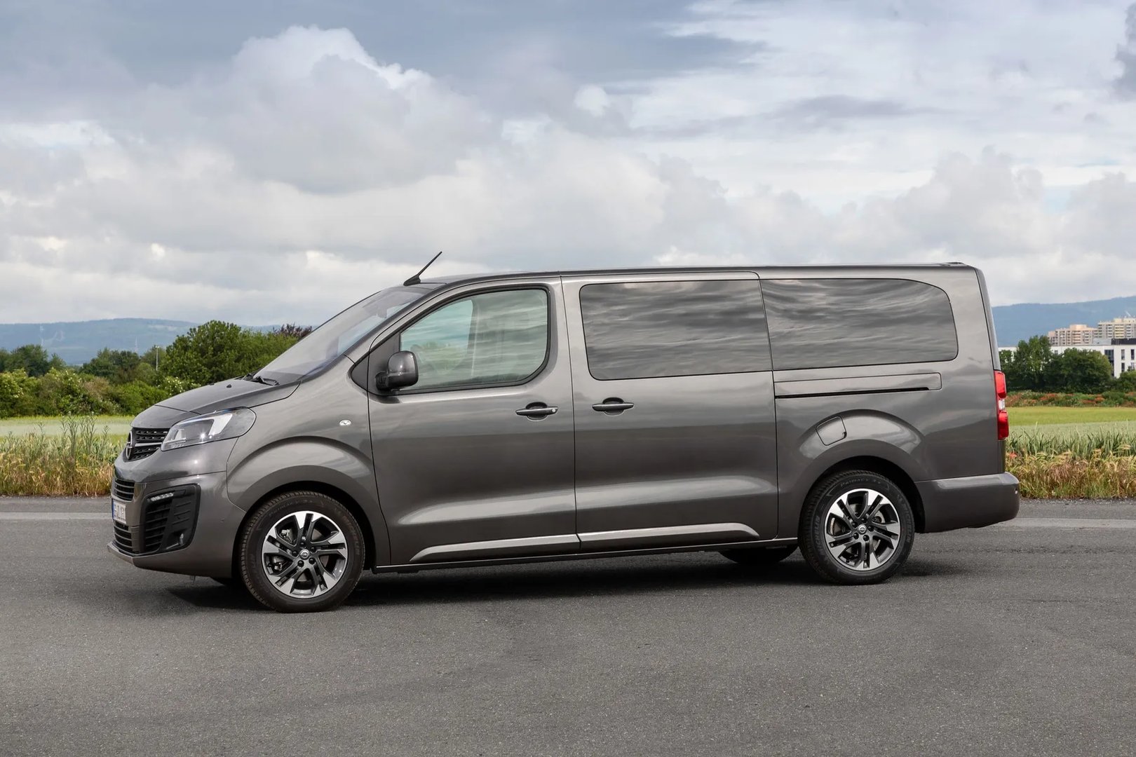 Opel_Zafira_Life_1_generation__Minivan_Long__12.jpg