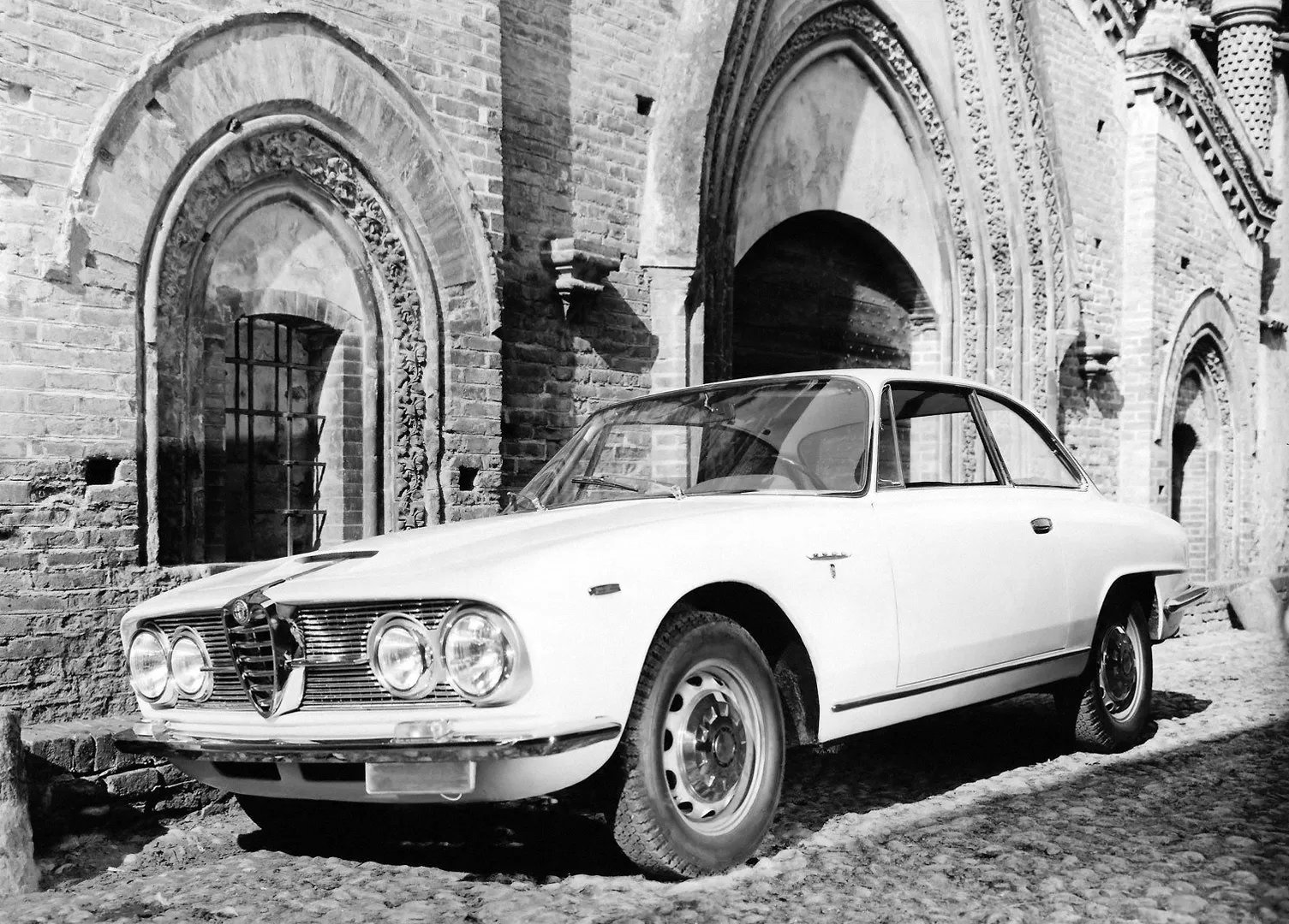 Alfa Romeo_2600_1_generation__Coupe__2.jpg