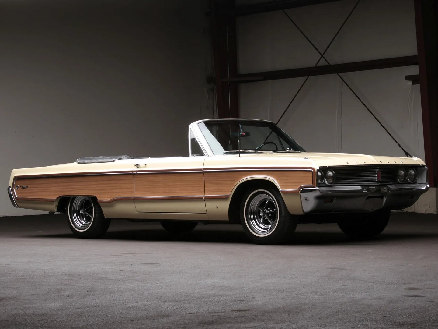 Chrysler_Newport_3_generation__Cabrio__1.jpg