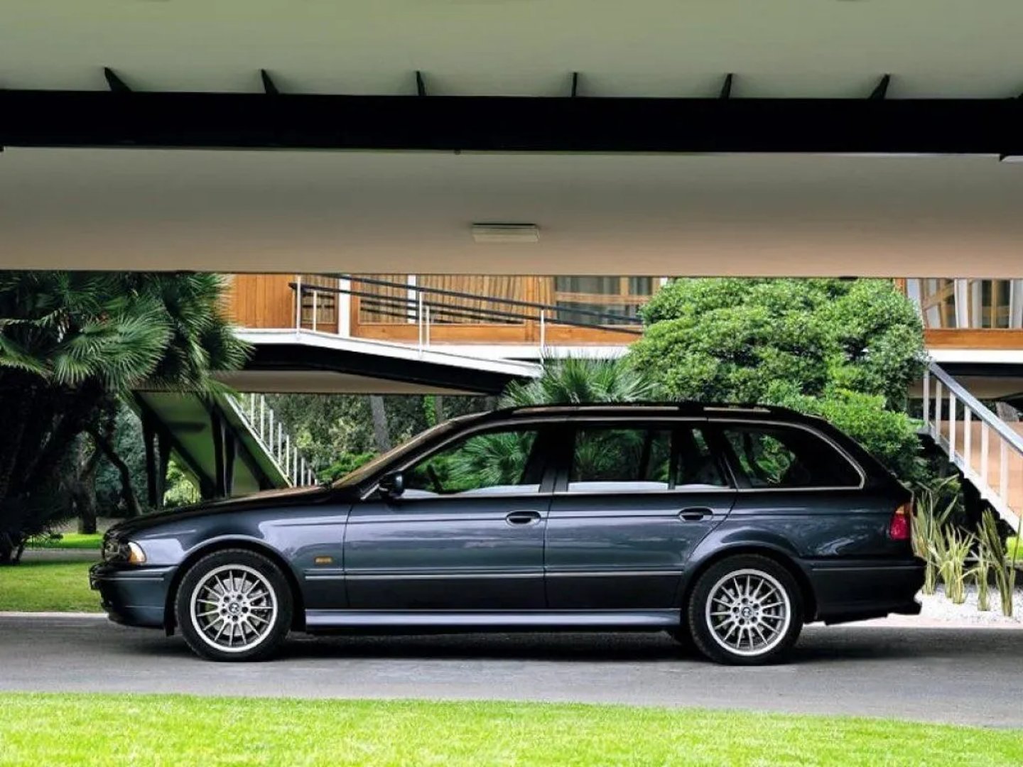 BMW_5_series_4_generation_restyling__Estate_5-door__6.jpg