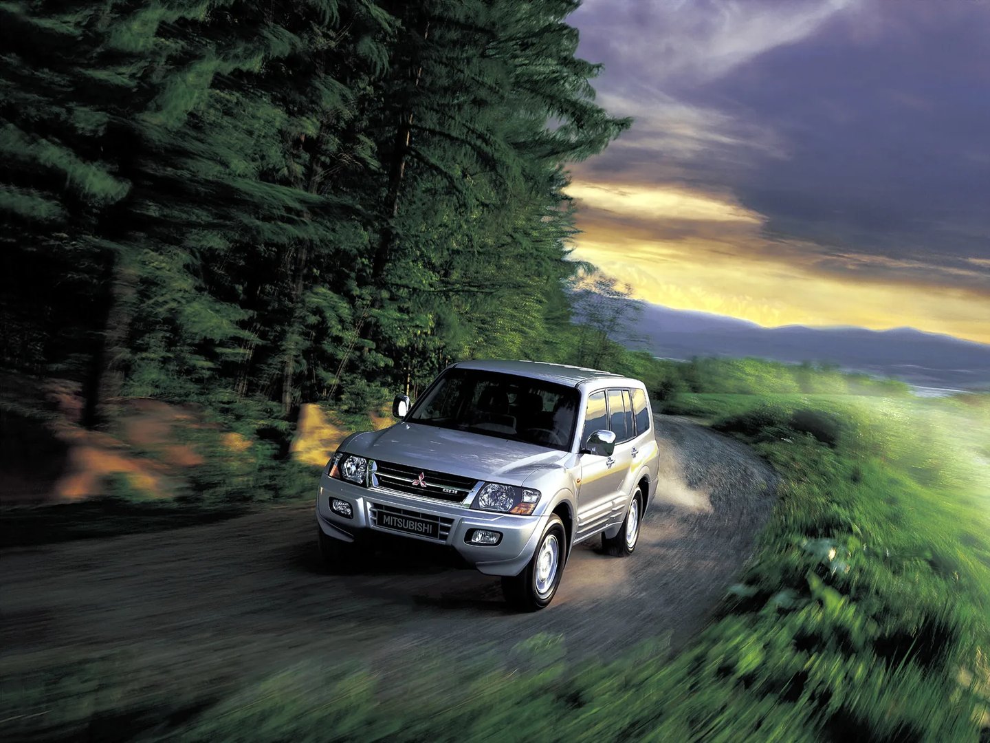 Mitsubishi_Pajero_3_generation__SUV_5-doors__5.jpg