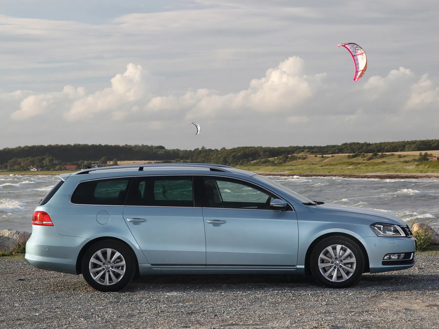 Volkswagen_Passat_7_generation__Estate_5-door__10.jpg
