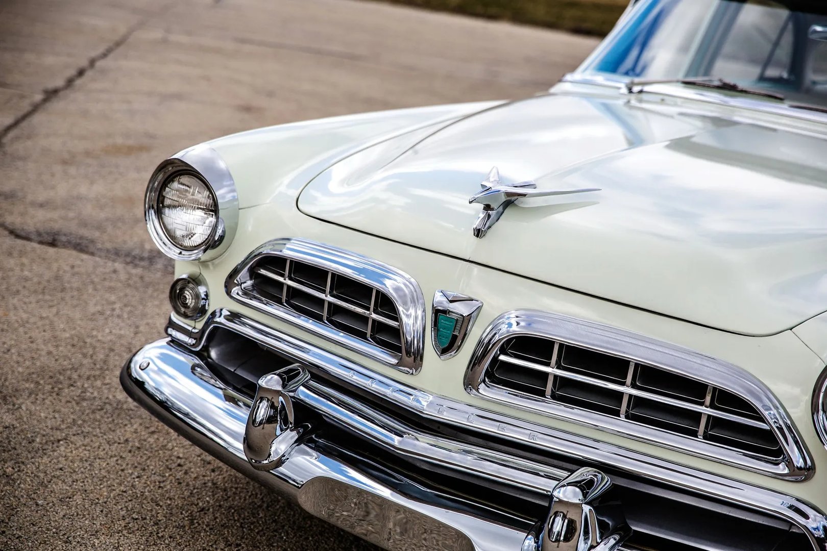 Chrysler_Windsor_5_generation__Sedan__8.jpg