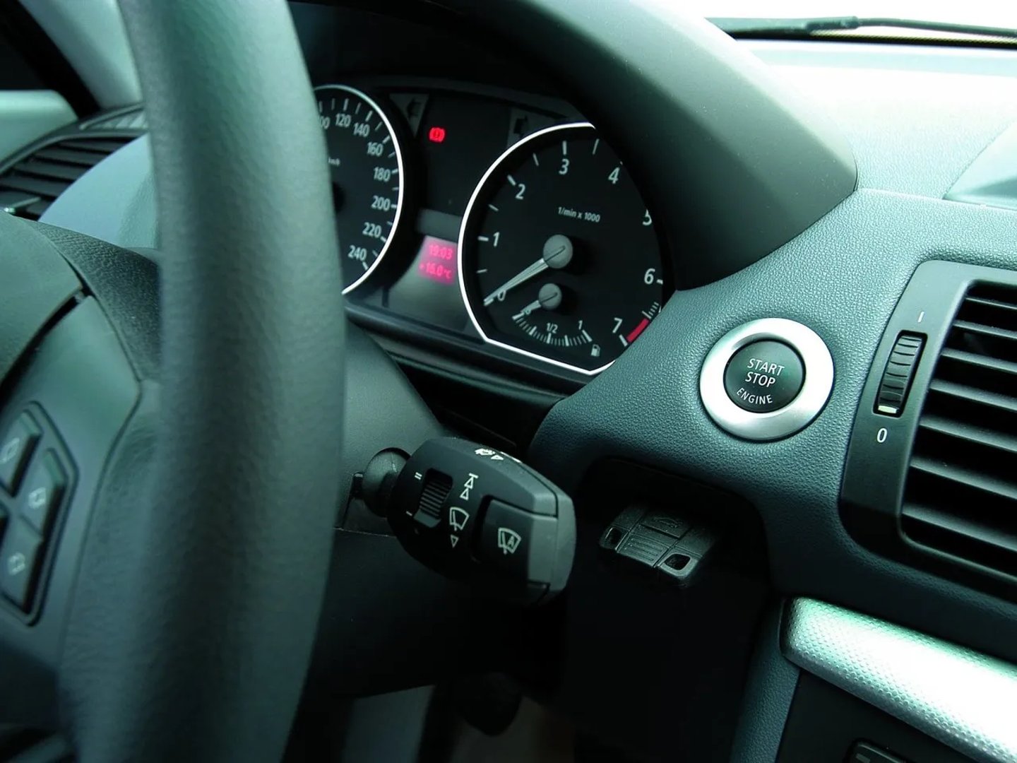 BMW_1_series_1_generation__Hatchback_5-door__8.jpg