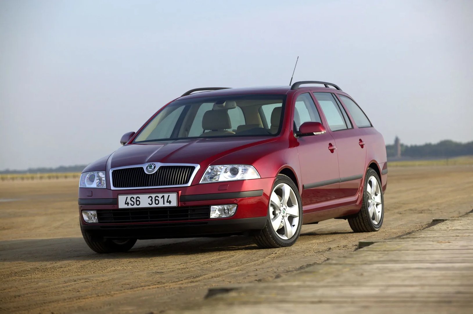 Skoda_Octavia_2_generation__Estate_5-door__13.jpg
