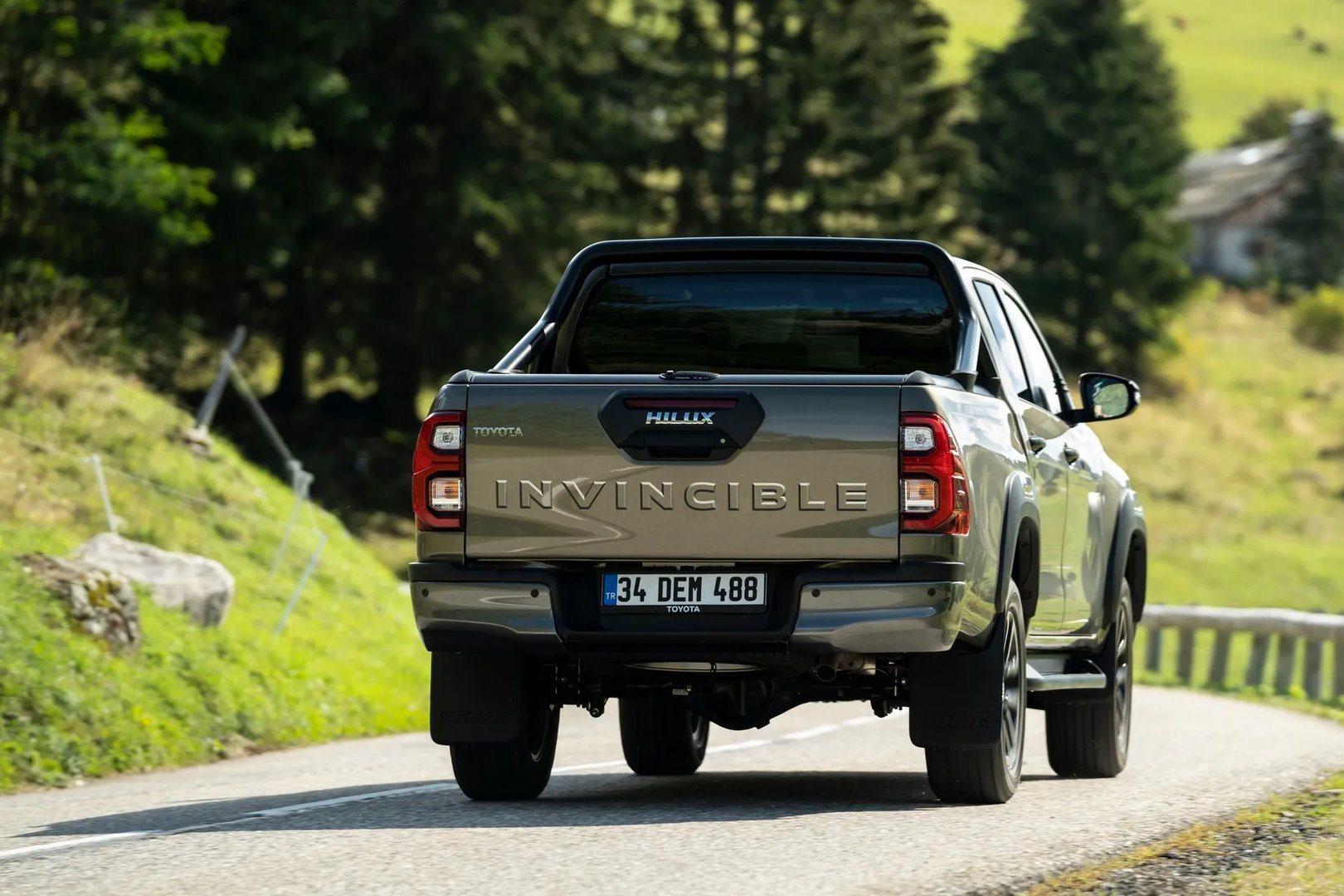Toyota_Hilux_8_generation_restyling_2__Pickup_double-cab__12.jpg
