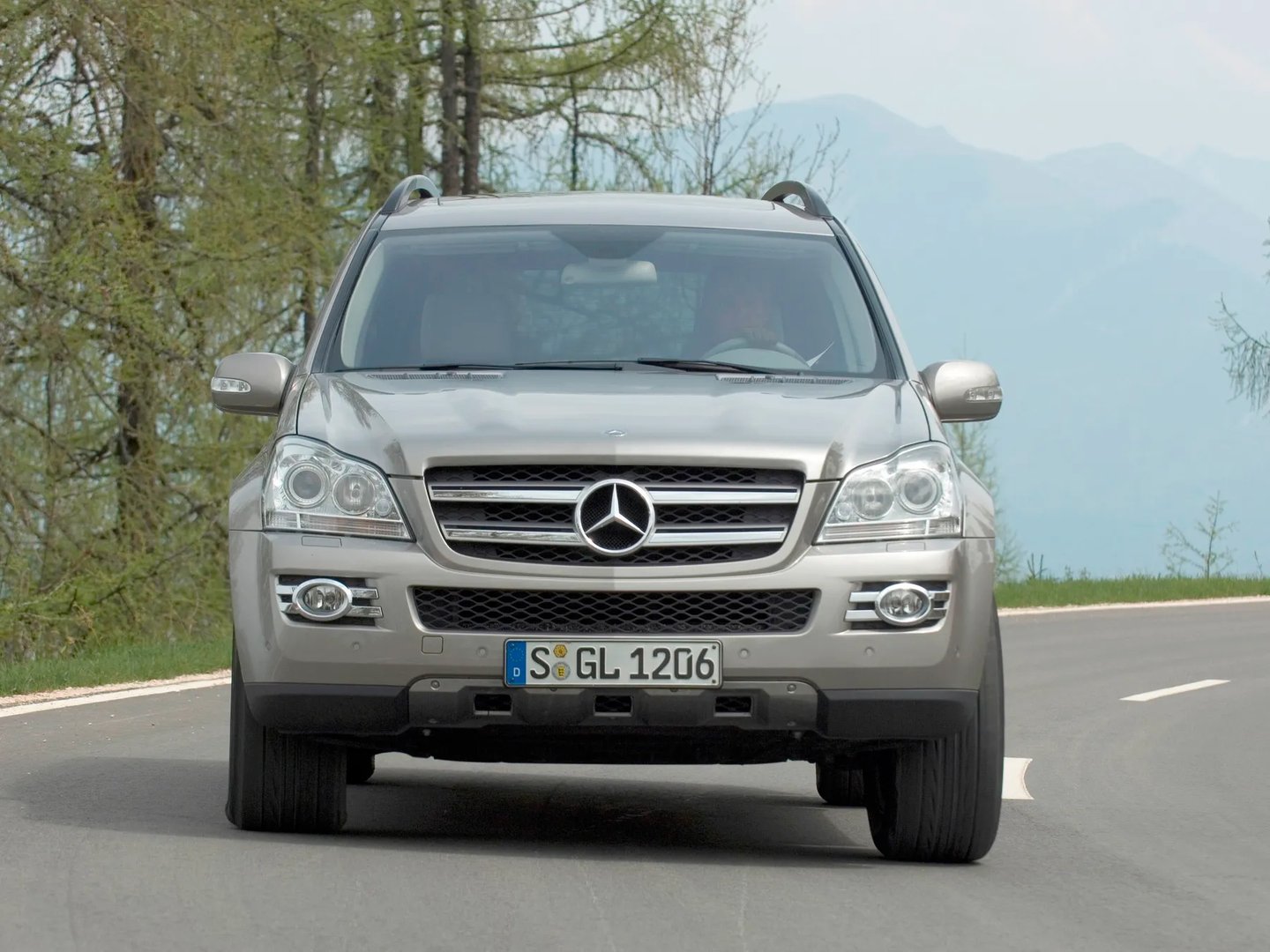 Mercedes_GL-Class_1_generation__SUV_5-doors__5.jpg