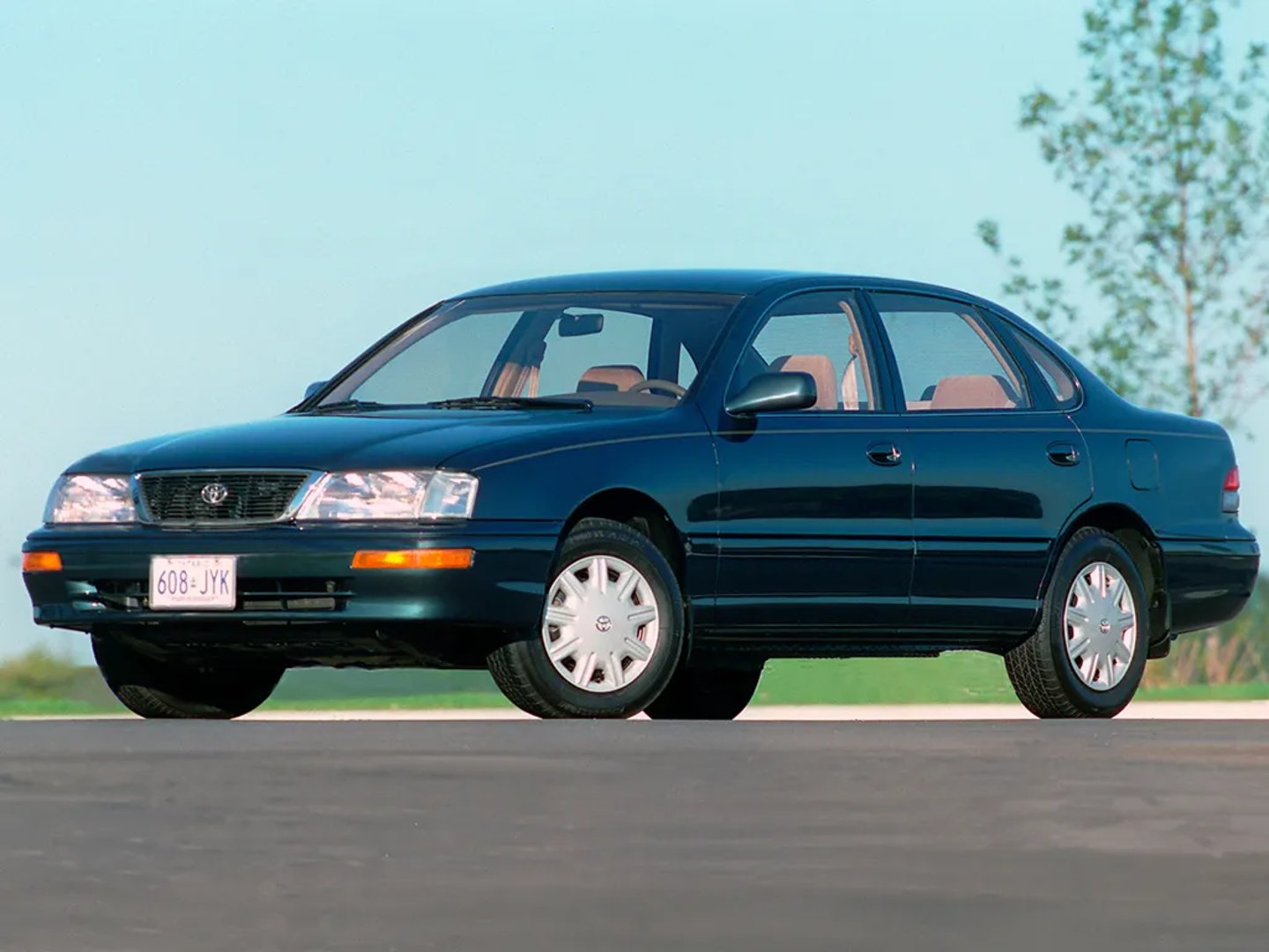 Toyota_Avalon_1_generation__Sedan__1.jpg