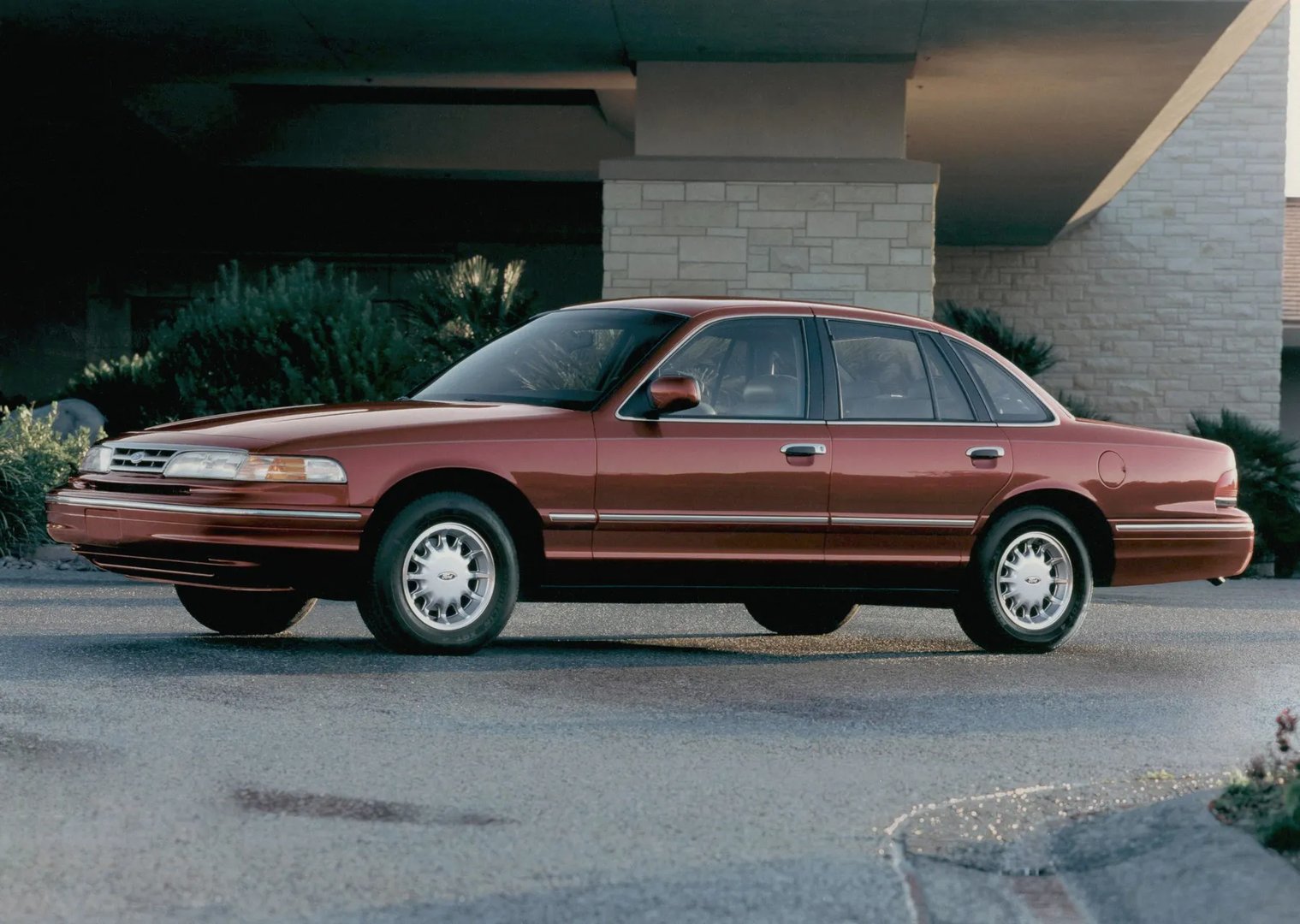 Ford_Crown_Victoria_1_generation__Sedan__12.jpg