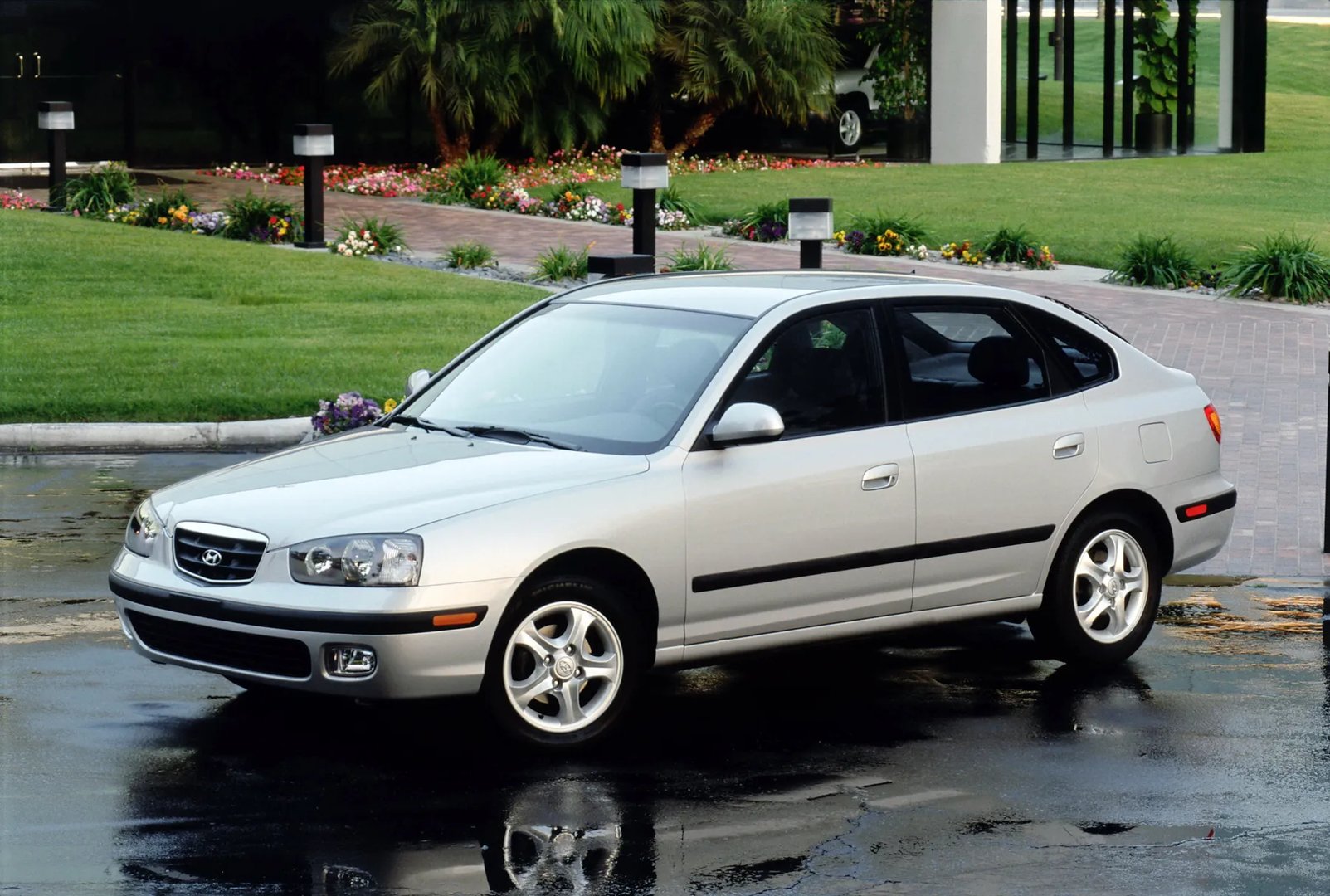 Hyundai_Elantra_3_generation__Hatchback_5-door__7.jpg