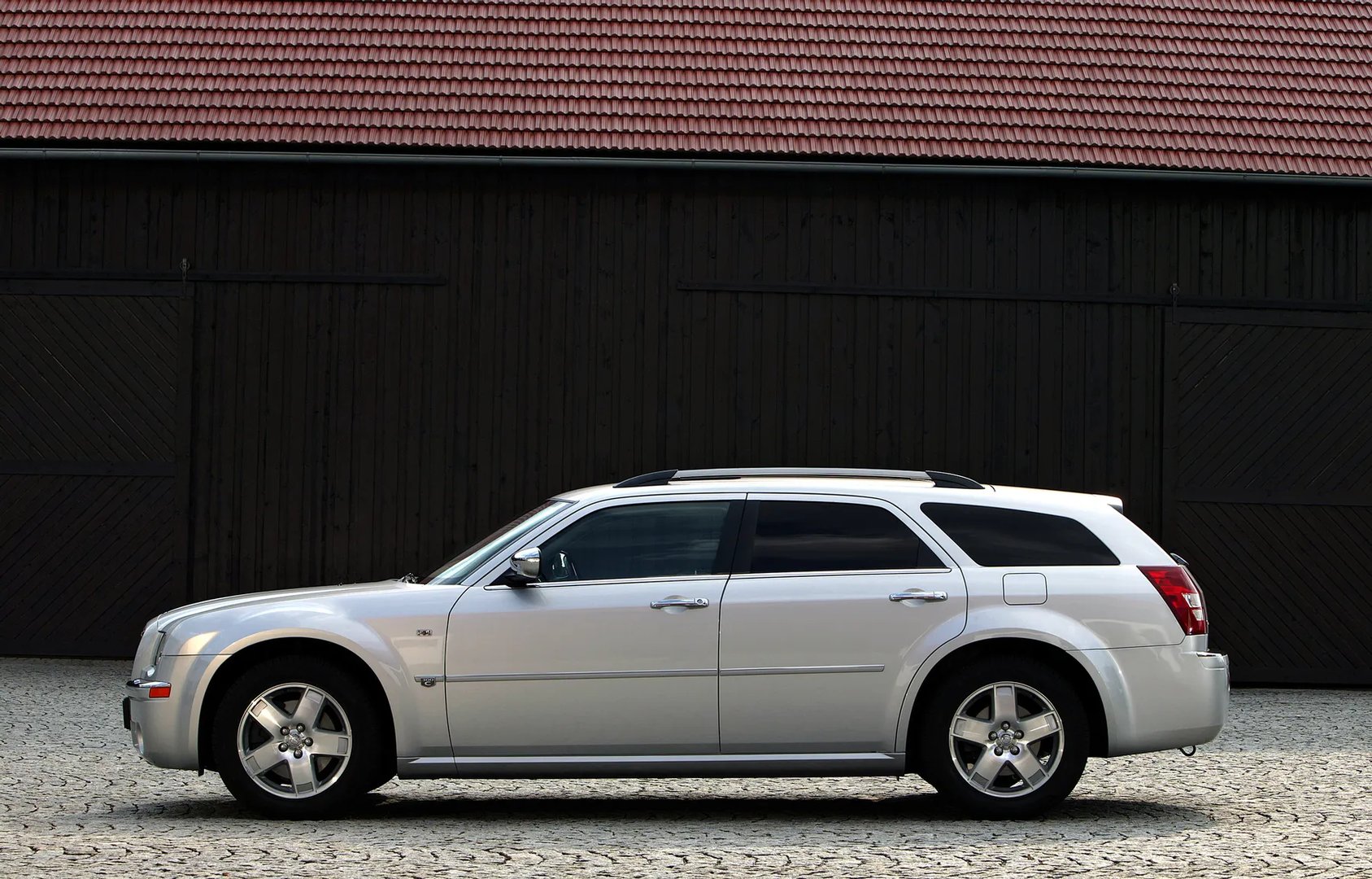Chrysler_300C_1_generation__Estate_5-door__8.jpg