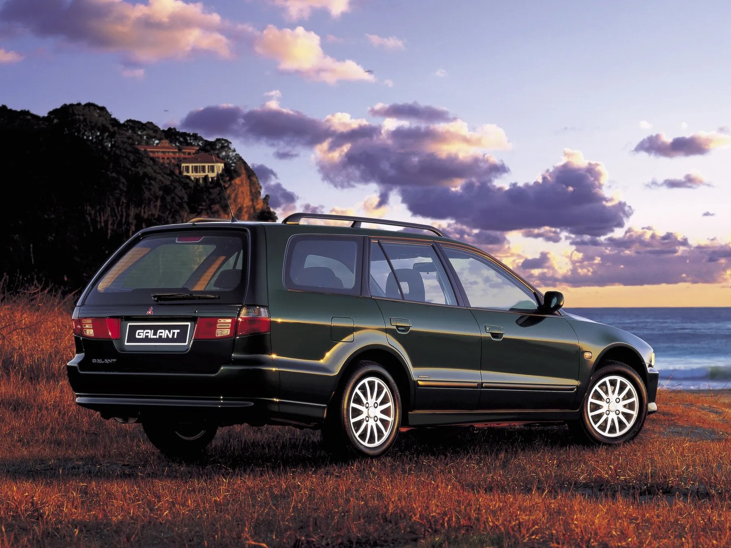 Mitsubishi_Galant_8_generation__Estate_5-door__1.jpg