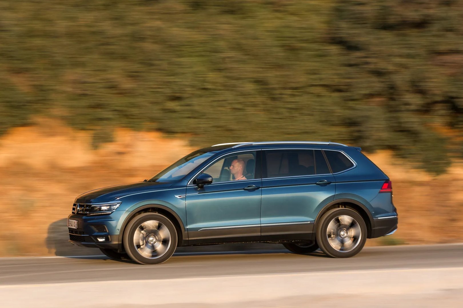 Volkswagen_Tiguan_Allspace_2_generation__SUV_5-doors__7.jpg