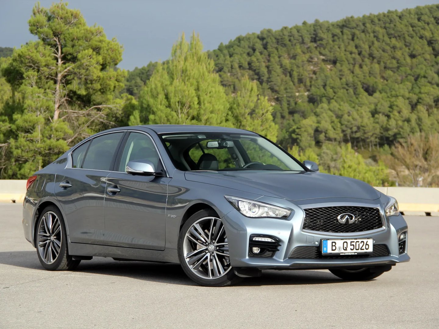 Infiniti_Q50_1_generation__Sedan__10.jpg
