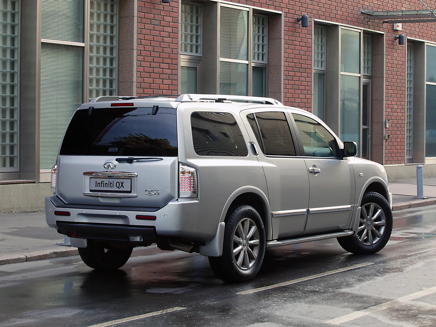 Infiniti_QX56_1_generation_restyling__SUV_5-doors__11.jpg
