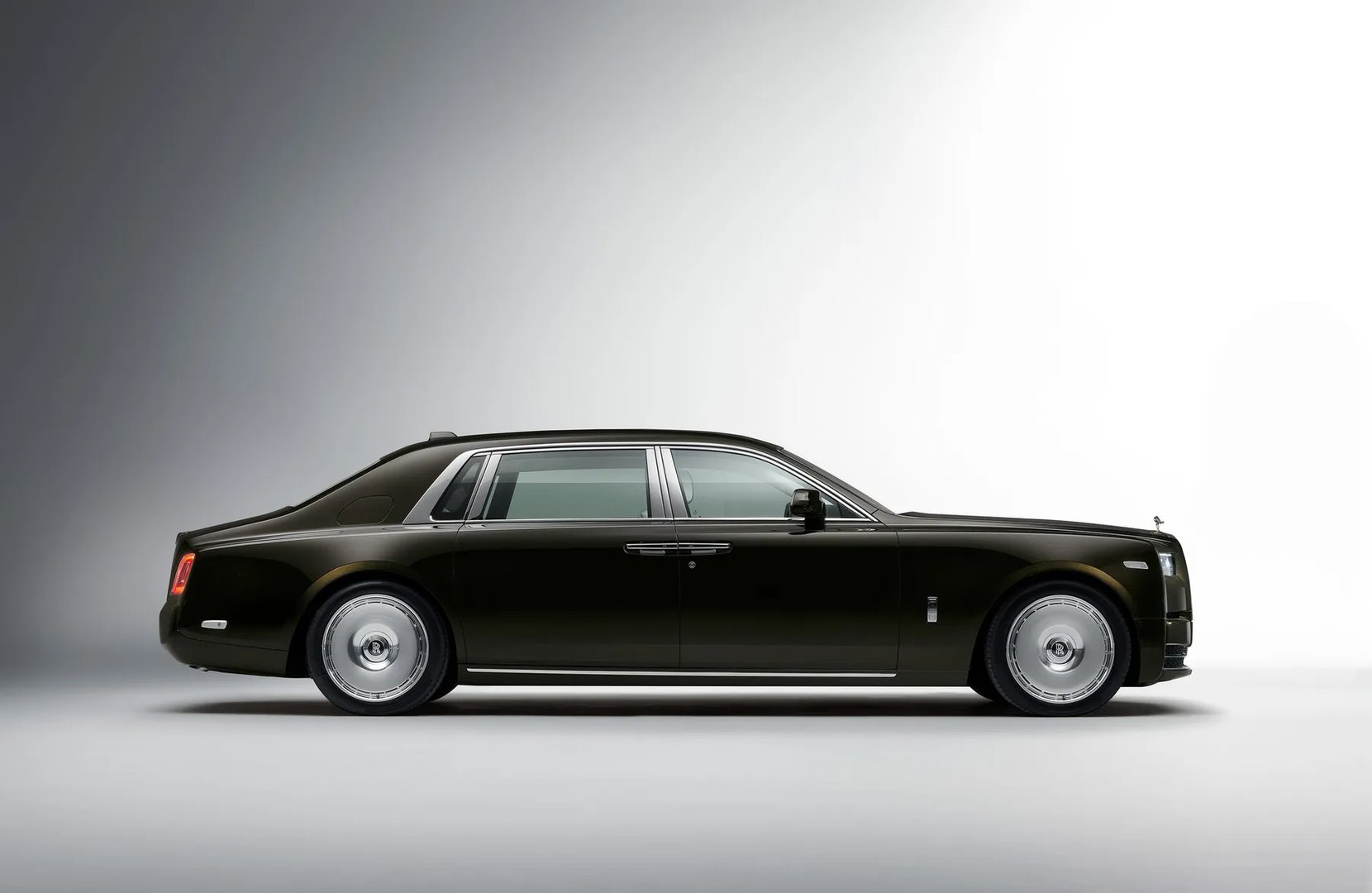 Rolls-Royce_Phantom_8_generation_restyling__Sedan_Long__2.jpg
