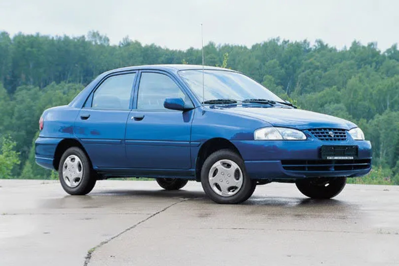 Kia_Avella_1_generation__Sedan__3.jpg