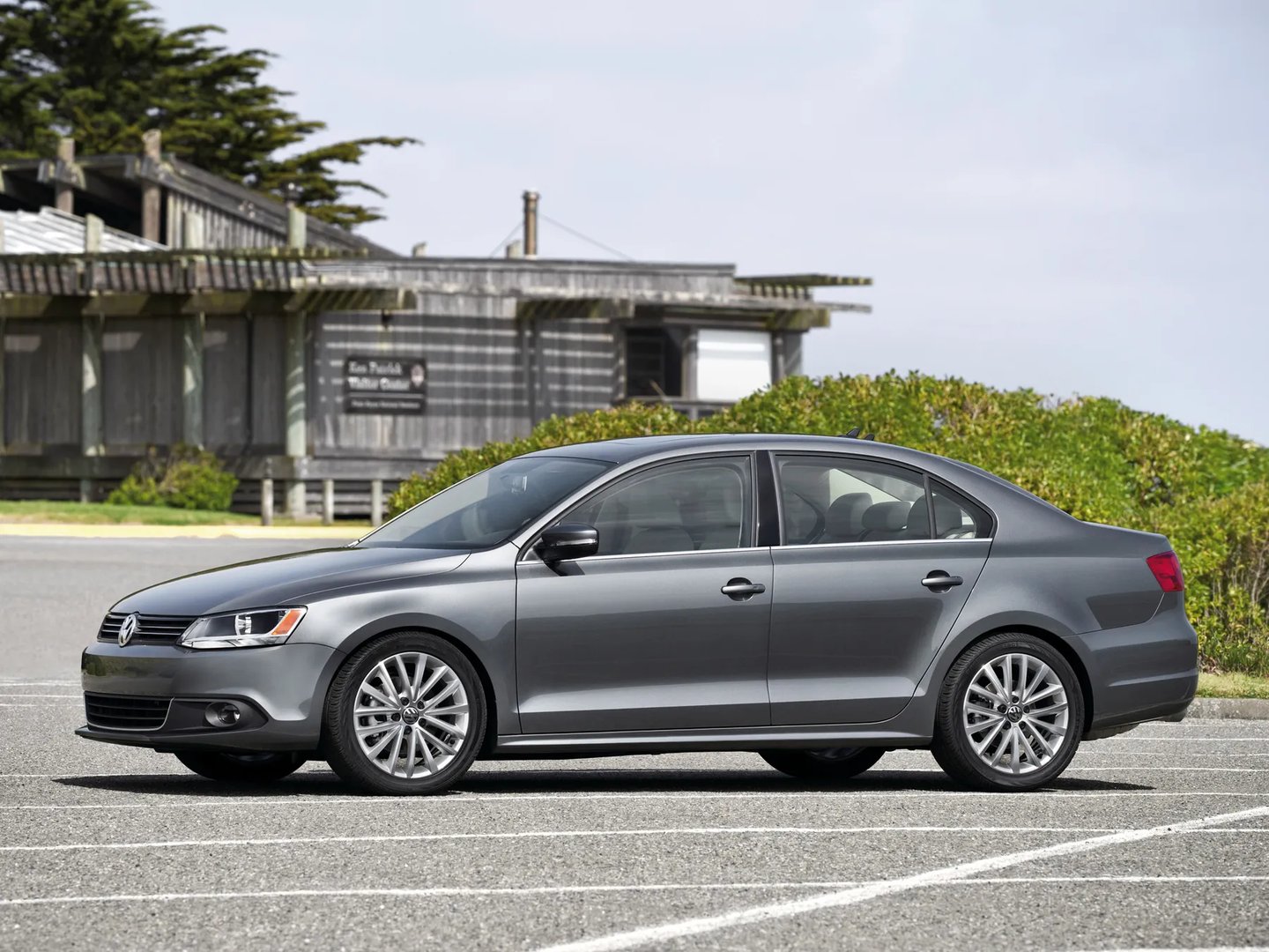 Volkswagen_Jetta_6_generation__Sedan__11.jpg