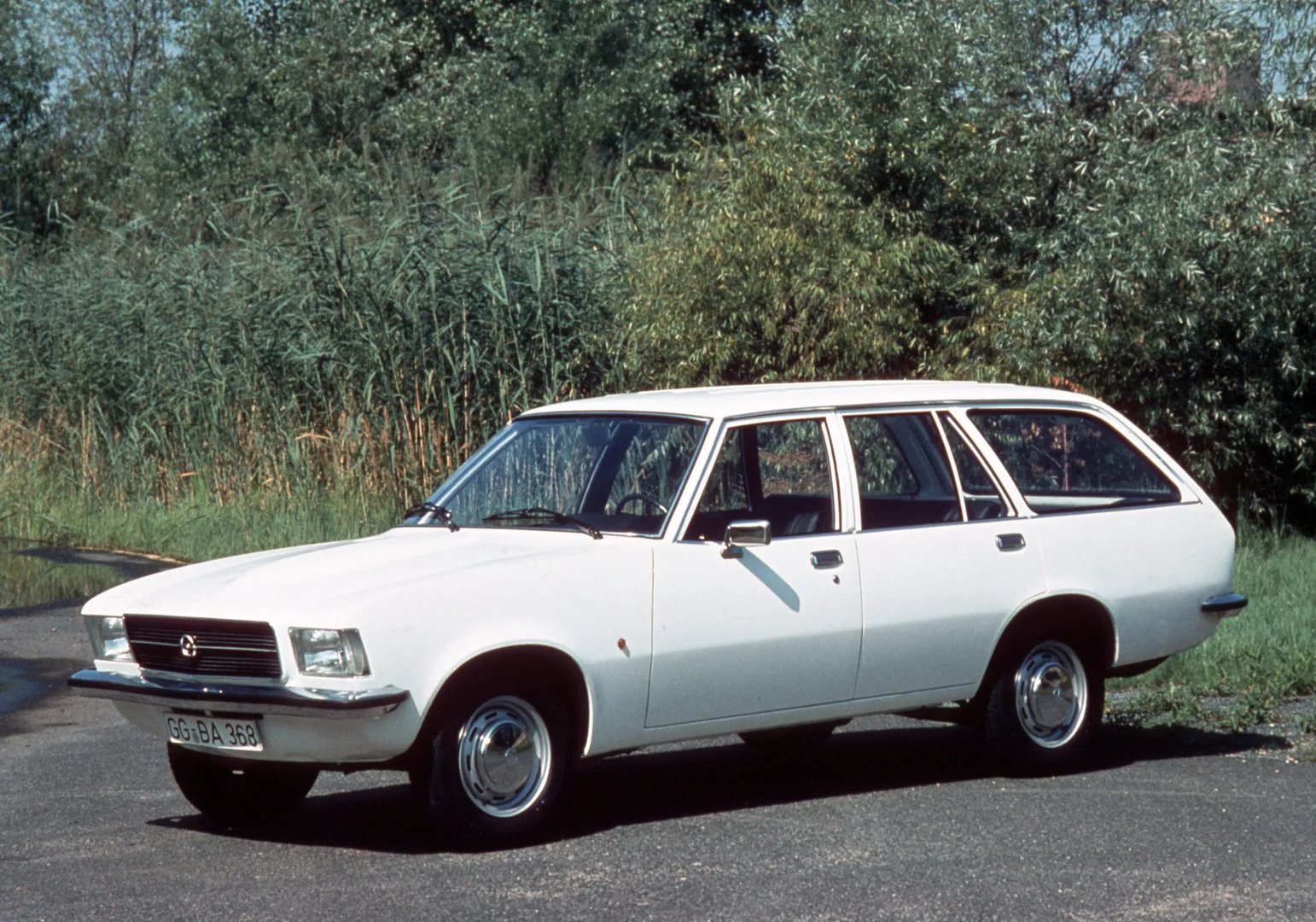 Opel_Rekord_4_generation__Estate_5-door__3.jpg