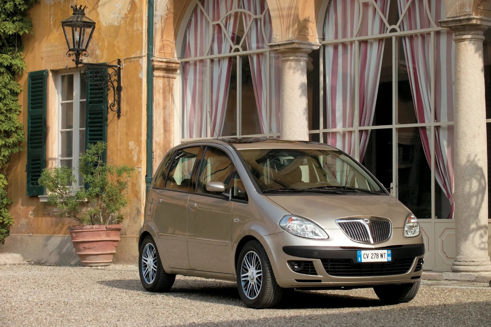 Lancia_Musa_1_generation__Compact_Van__8.jpg