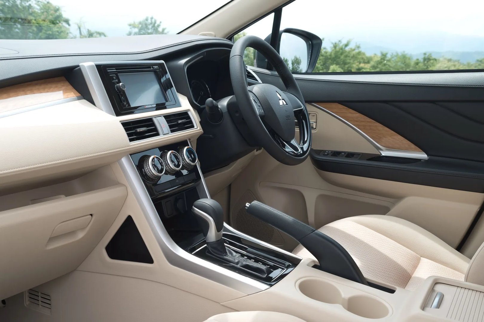 Mitsubishi_Xpander_1_generation__SUV_5-doors__13.jpg