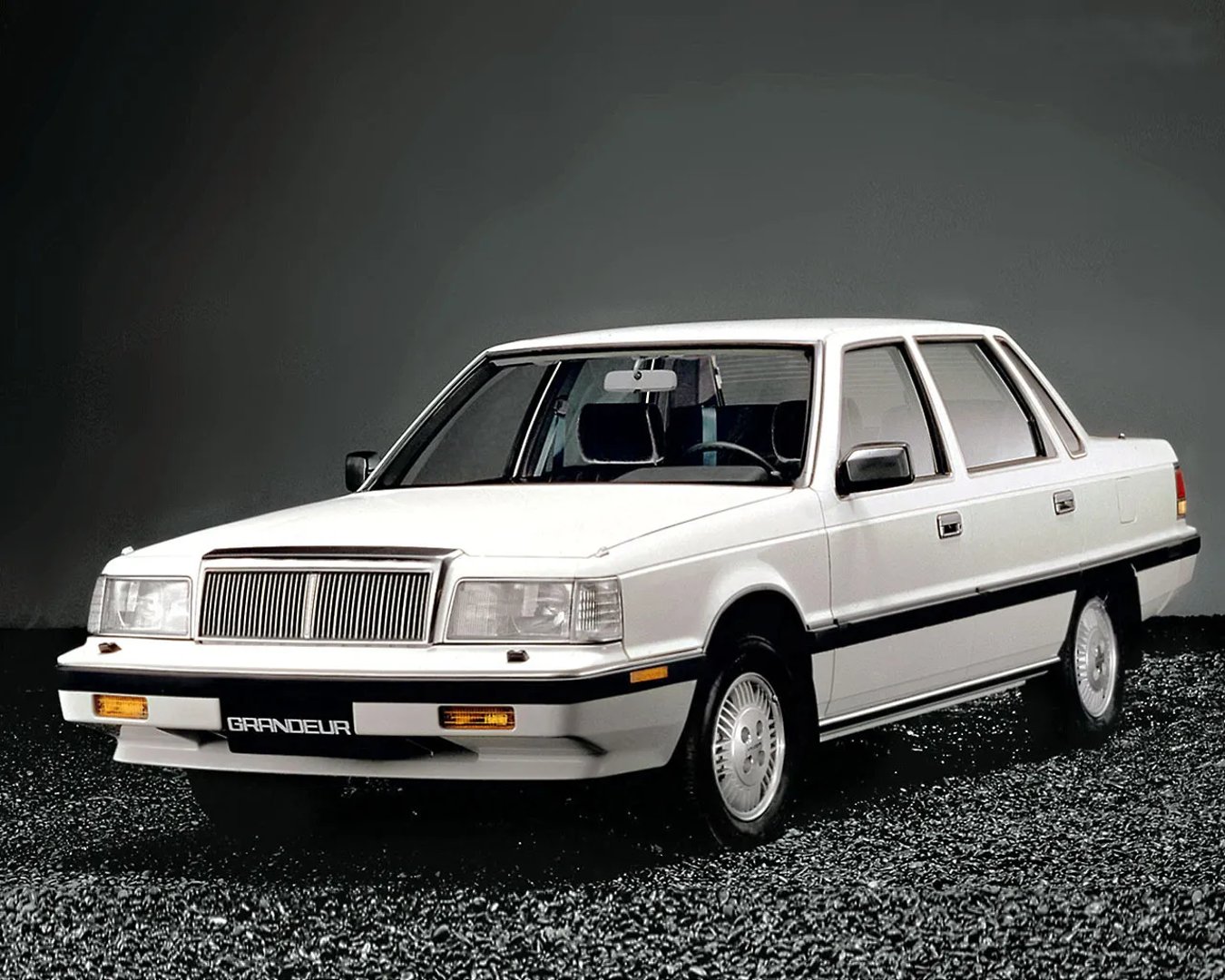 Hyundai_Grandeur_1_generation__Sedan__3.jpg