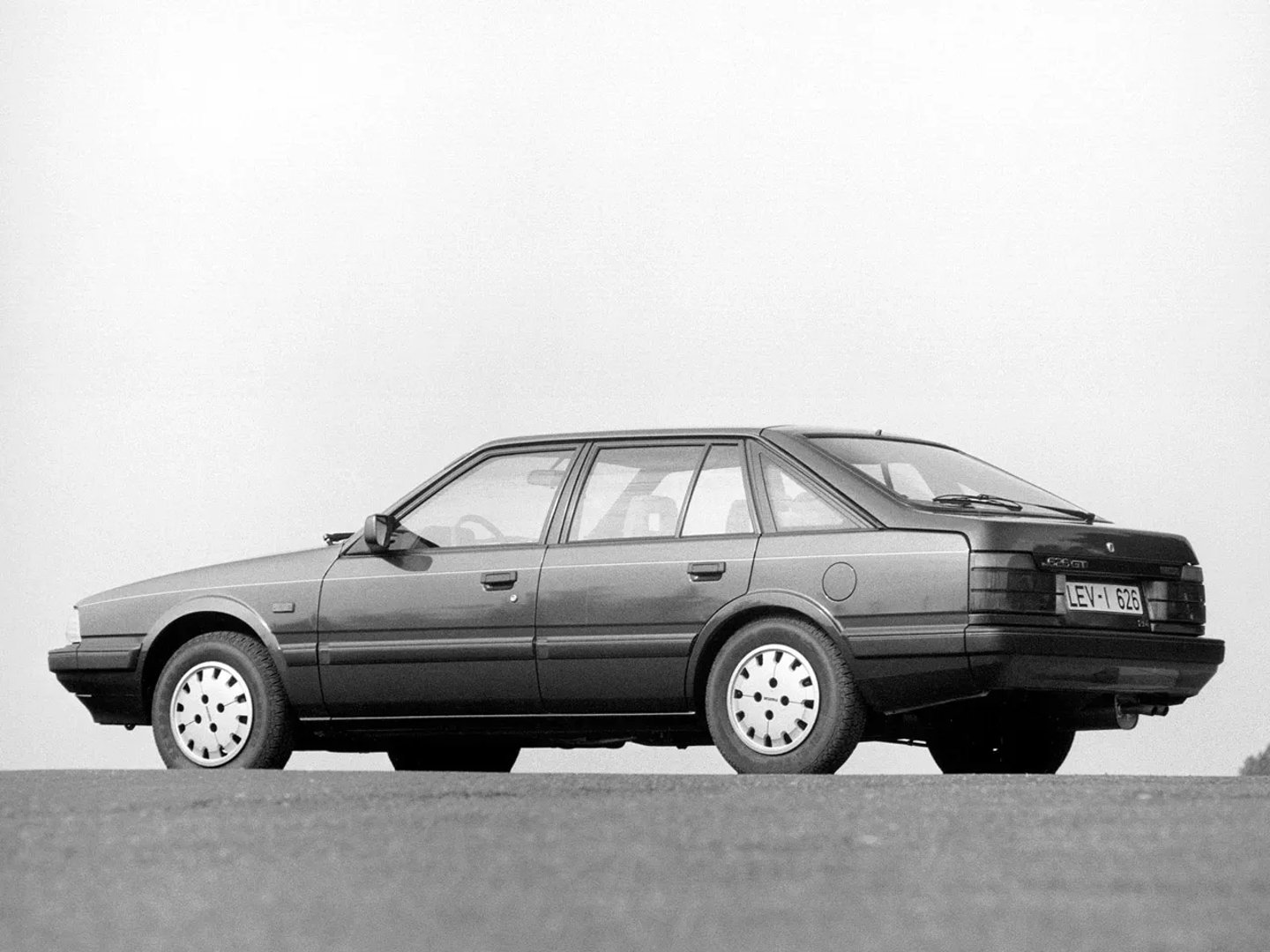 Mazda_626_2_generation__Hatchback_5-door__3.jpg