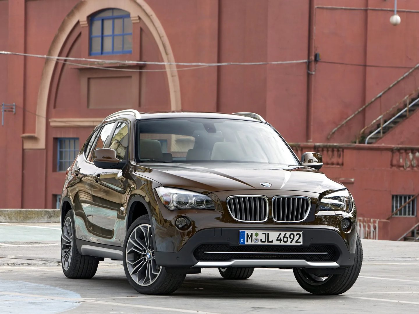 BMW_X1_1_generation__SUV_5-doors__1.jpg