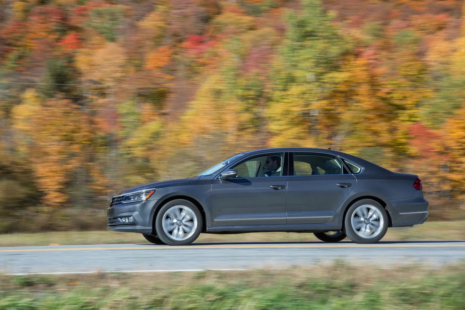 Volkswagen_Passat_(USA)_1_generation_restyling__Sedan__10.jpg