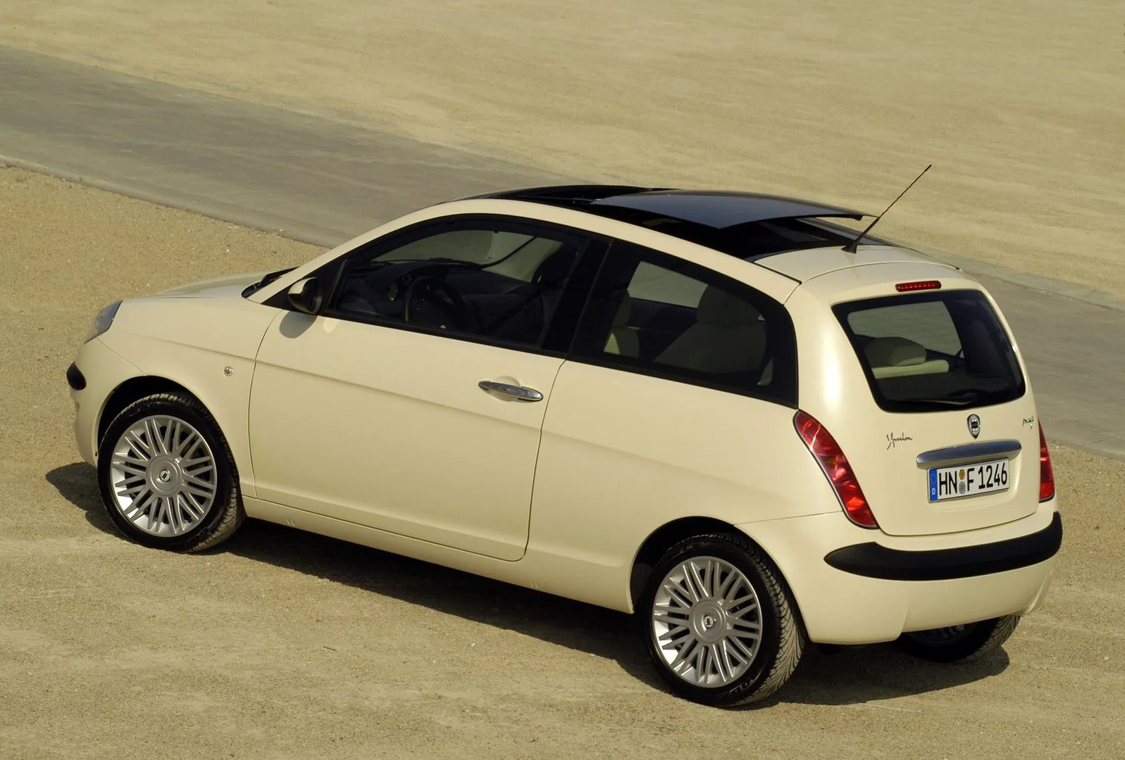 Lancia_Ypsilon_2_generation__Mini_3-doors__7.jpg