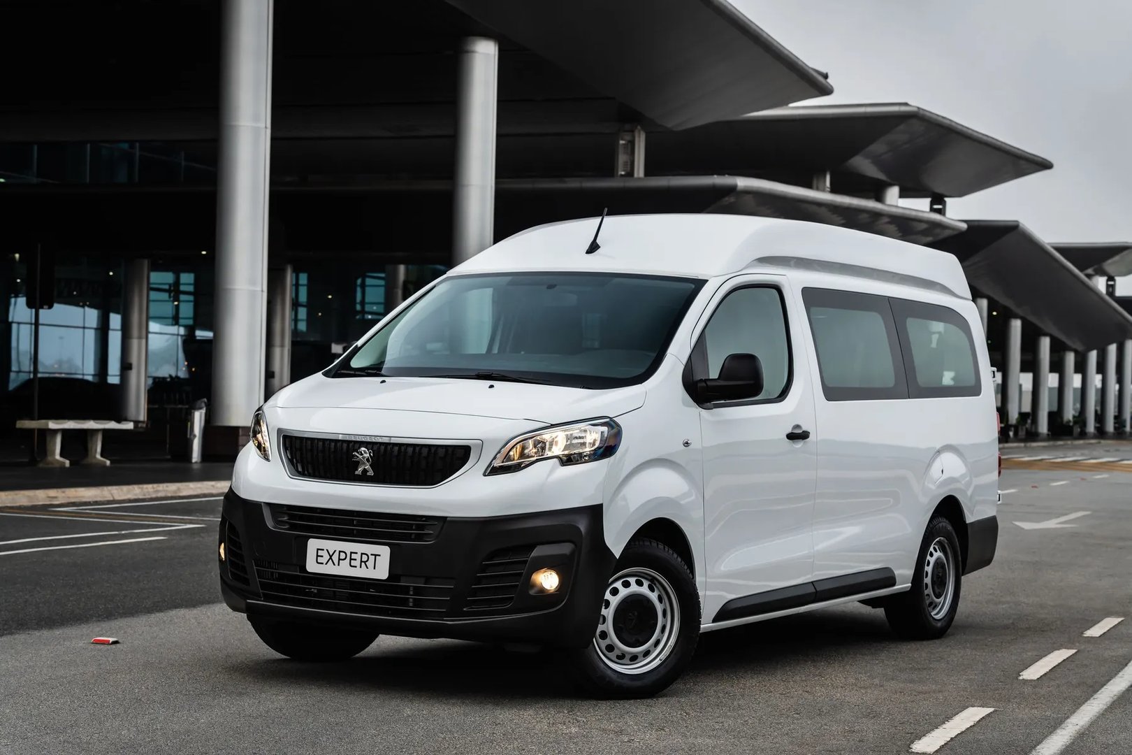 Peugeot_Expert_3_generation__Minivan__1.jpg