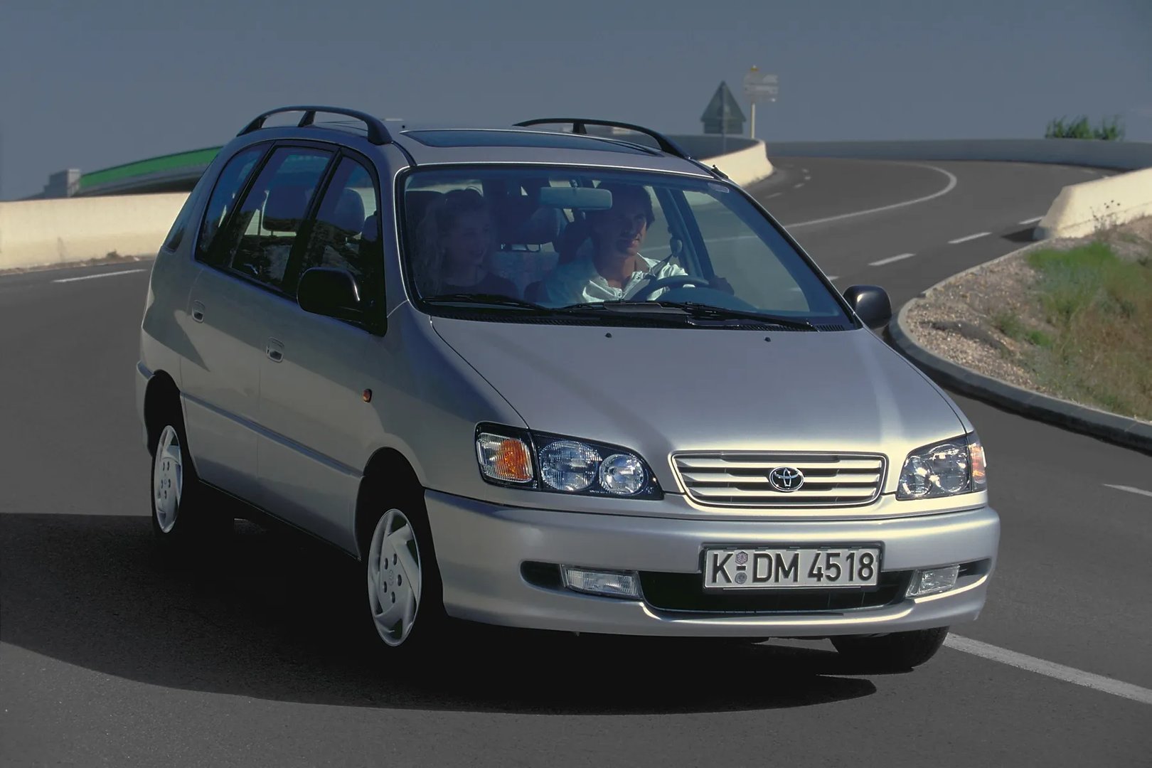 Toyota_Picnic_1_generation__Compact_Van__7.jpg