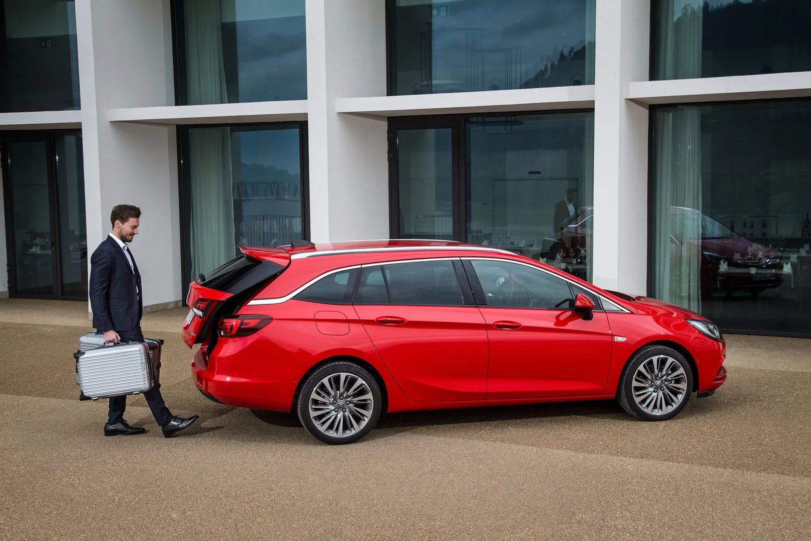 Opel_Astra_5_generation__Estate_5-door__3.jpg