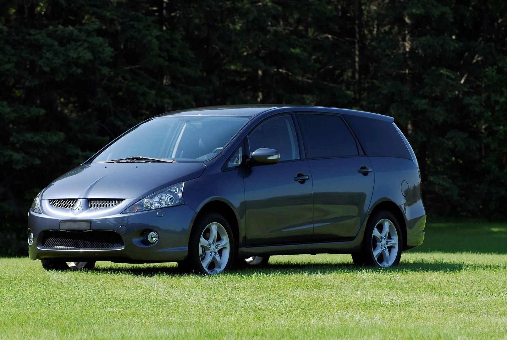 Mitsubishi_Grandis_1_generation__Minivan__4.jpg