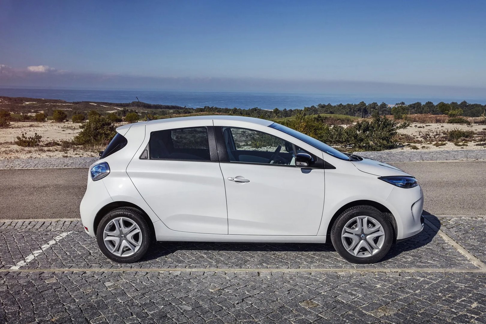 Renault_ZOE_1_generation__Mini_5-doors__13.jpg