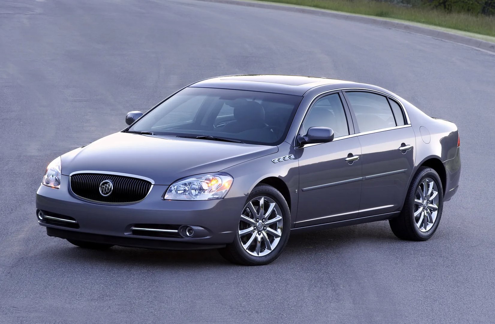 Buick_Lucerne_1_generation__Sedan__2.jpg