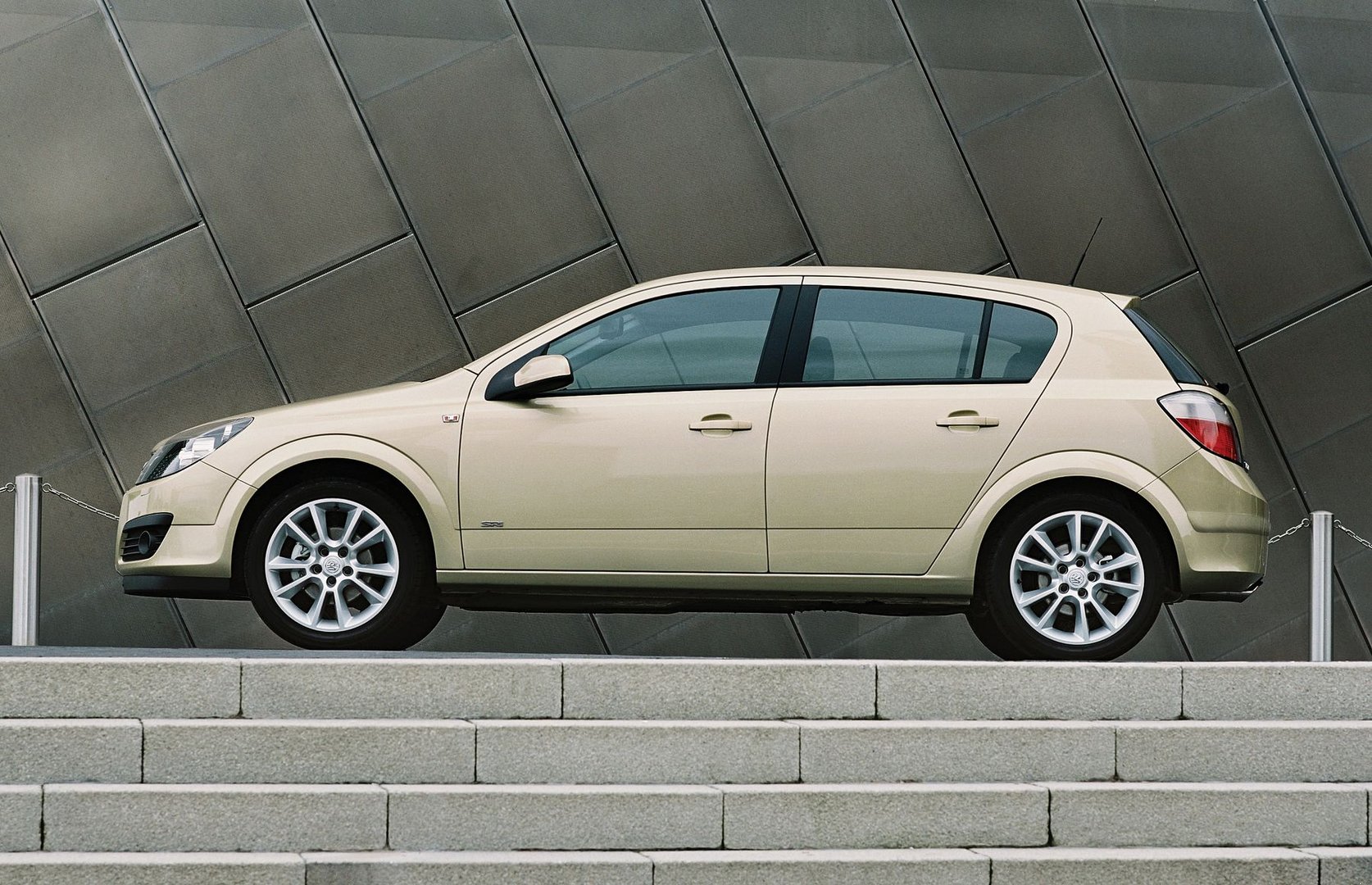 vauxhall_Astra_5_generation__Hatchback_5-door__12.jpg