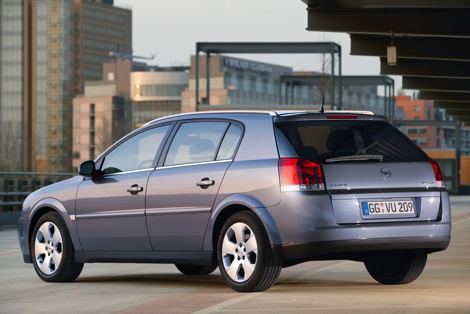 Opel_Signum_1_generation__Hatchback_5-door__8.jpg