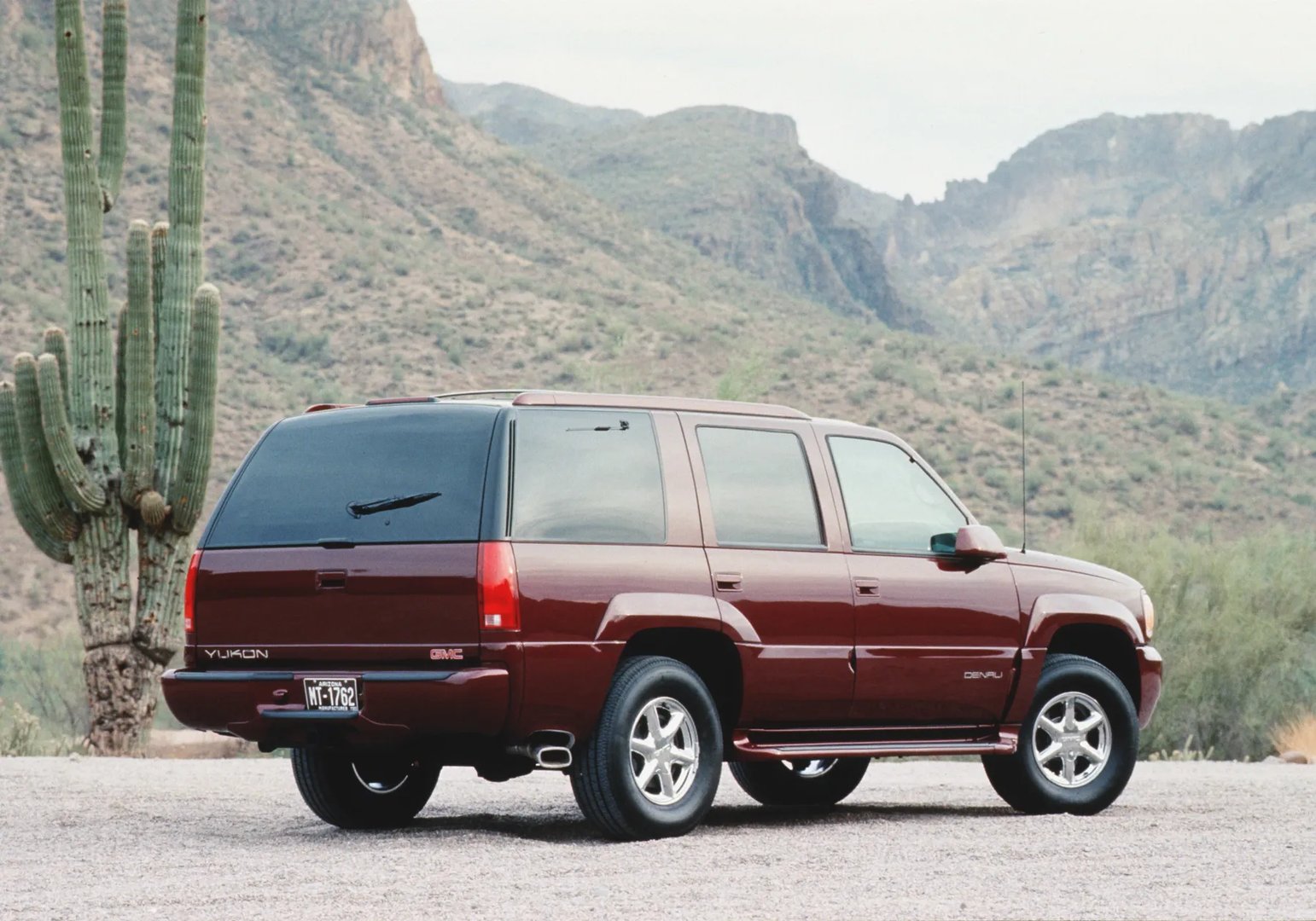 GMC_Yukon_1_generation__SUV_5-doors__4.jpg