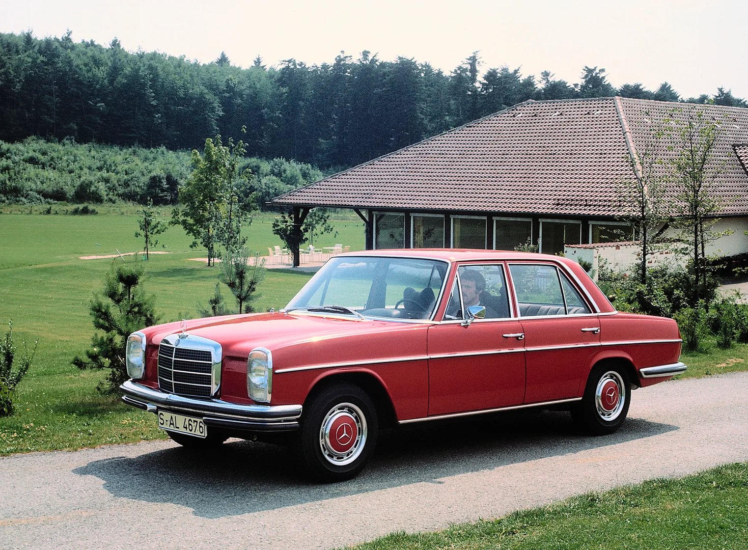 Mercedes_W114_1_generation__Sedan__1.jpg