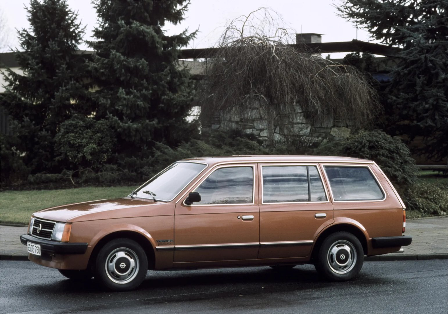 Opel_Kadett_4_generation__Estate_5-door__6.jpg