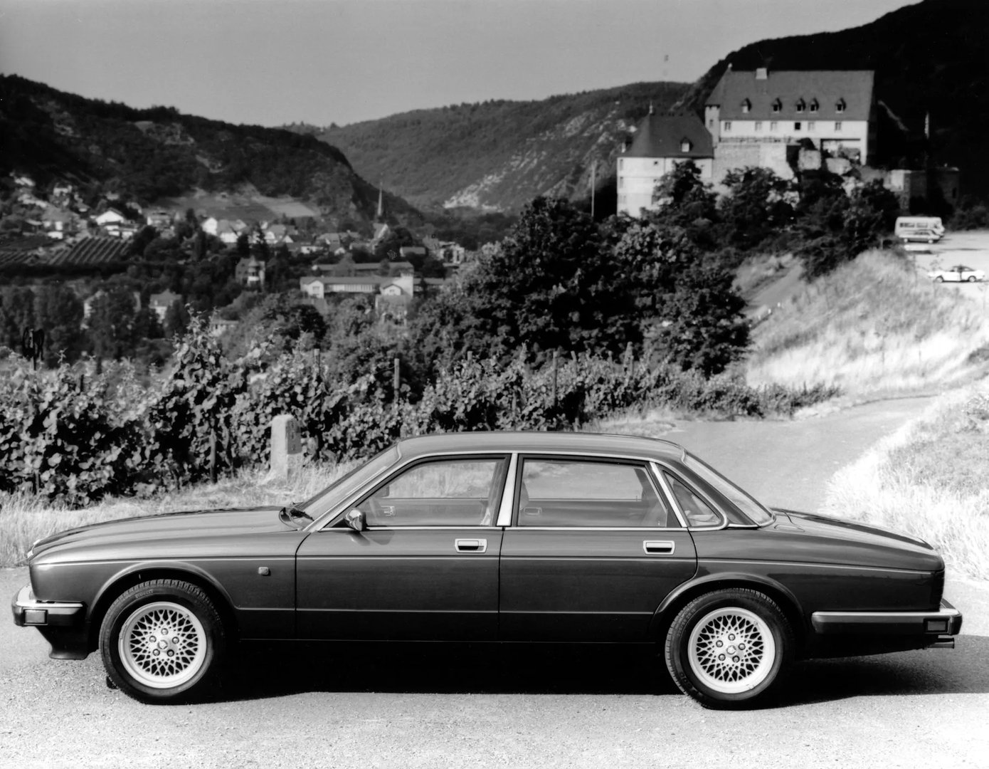 Jaguar_XJ_2_generation__Sedan__6.jpg