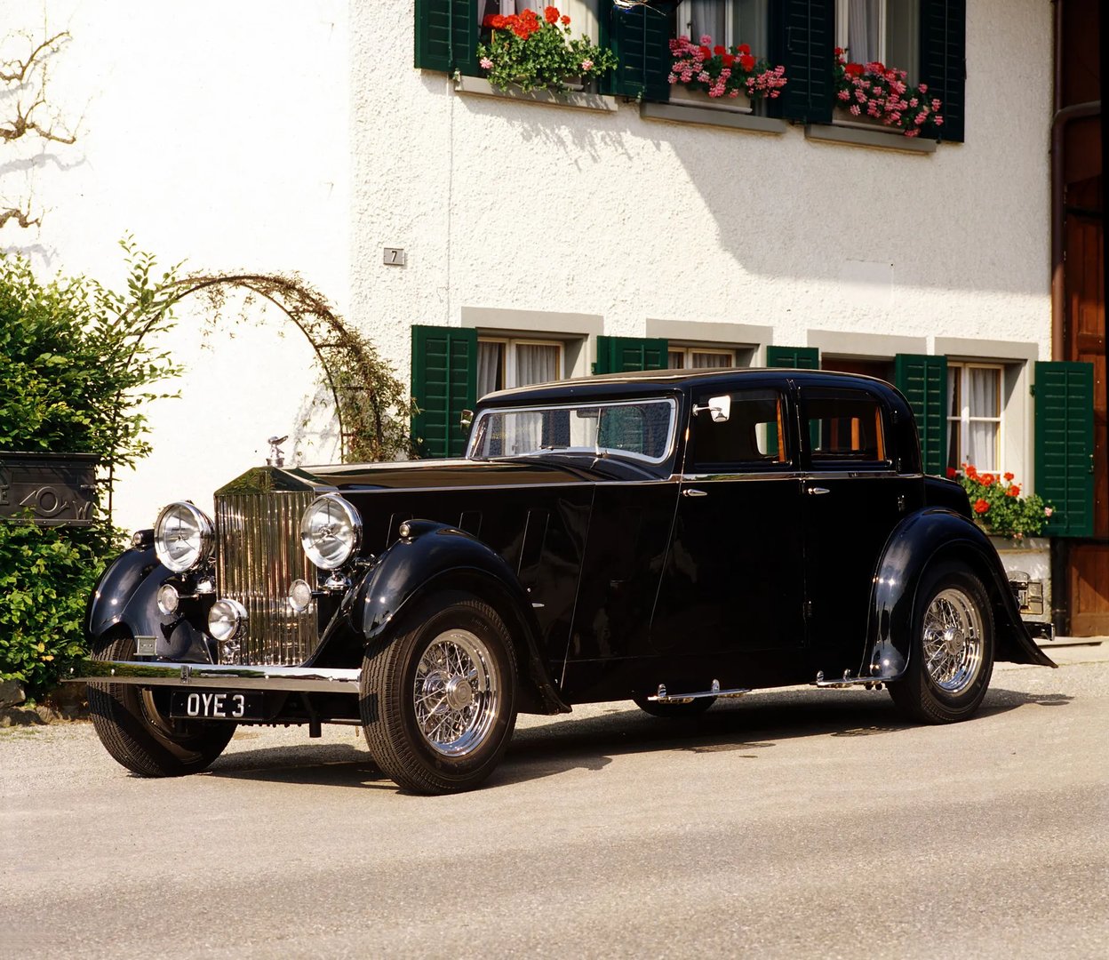 Rolls-Royce_Phantom_3_generation__Sedan__6.jpg