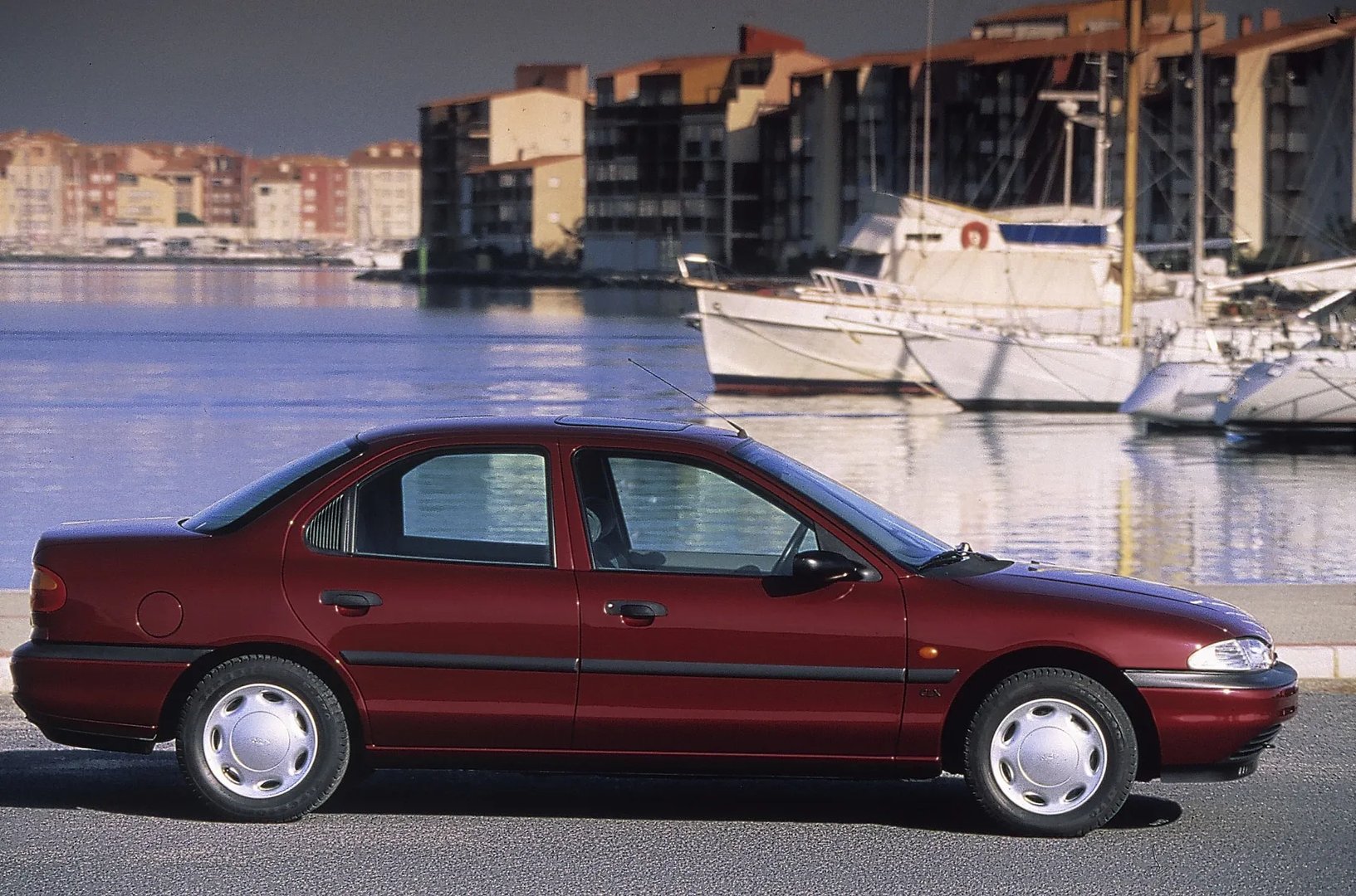 Ford_Mondeo_1_generation__Sedan__1.jpg