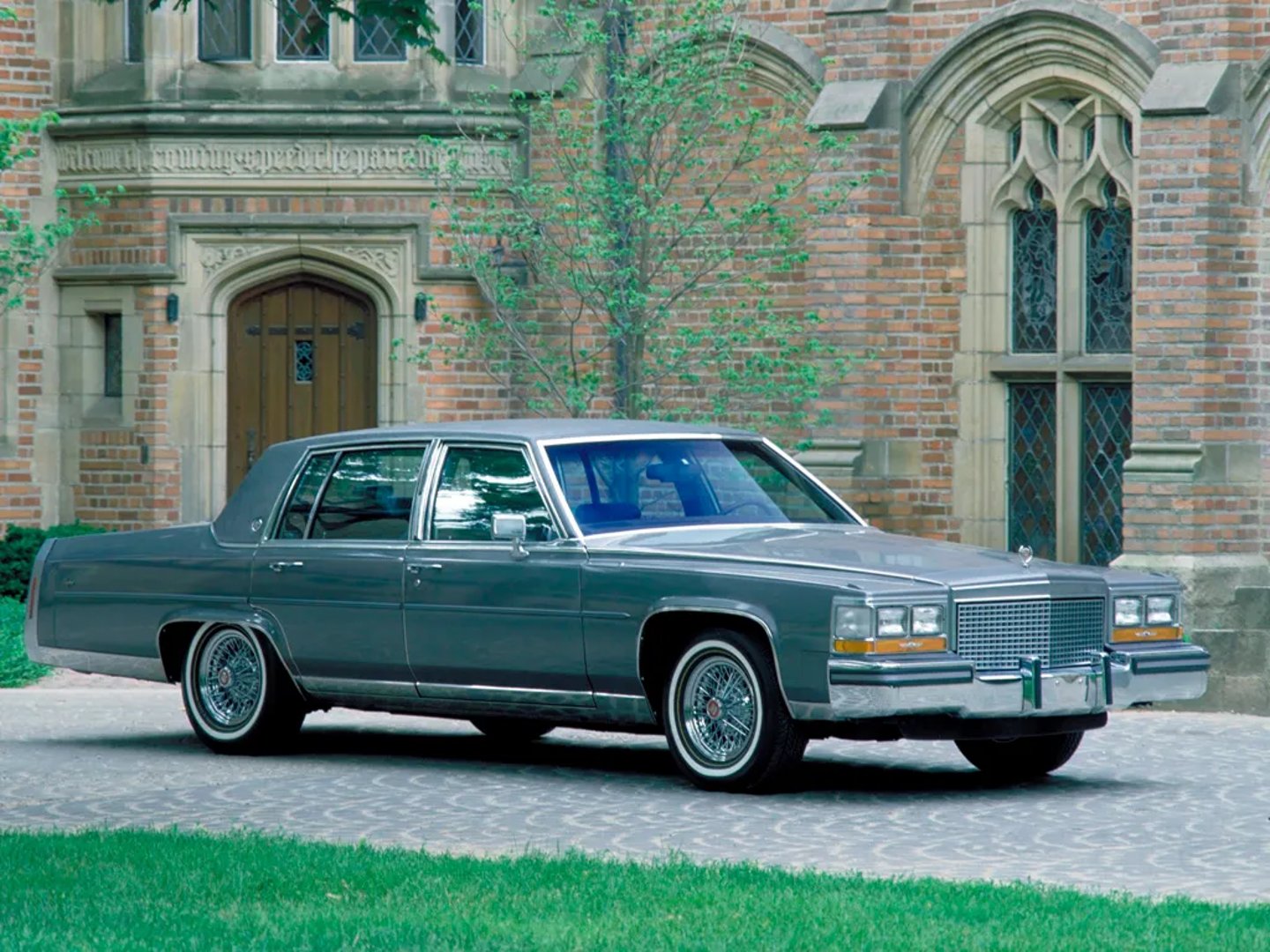 Cadillac_Brougham_1_generation__Sedan__8.jpg