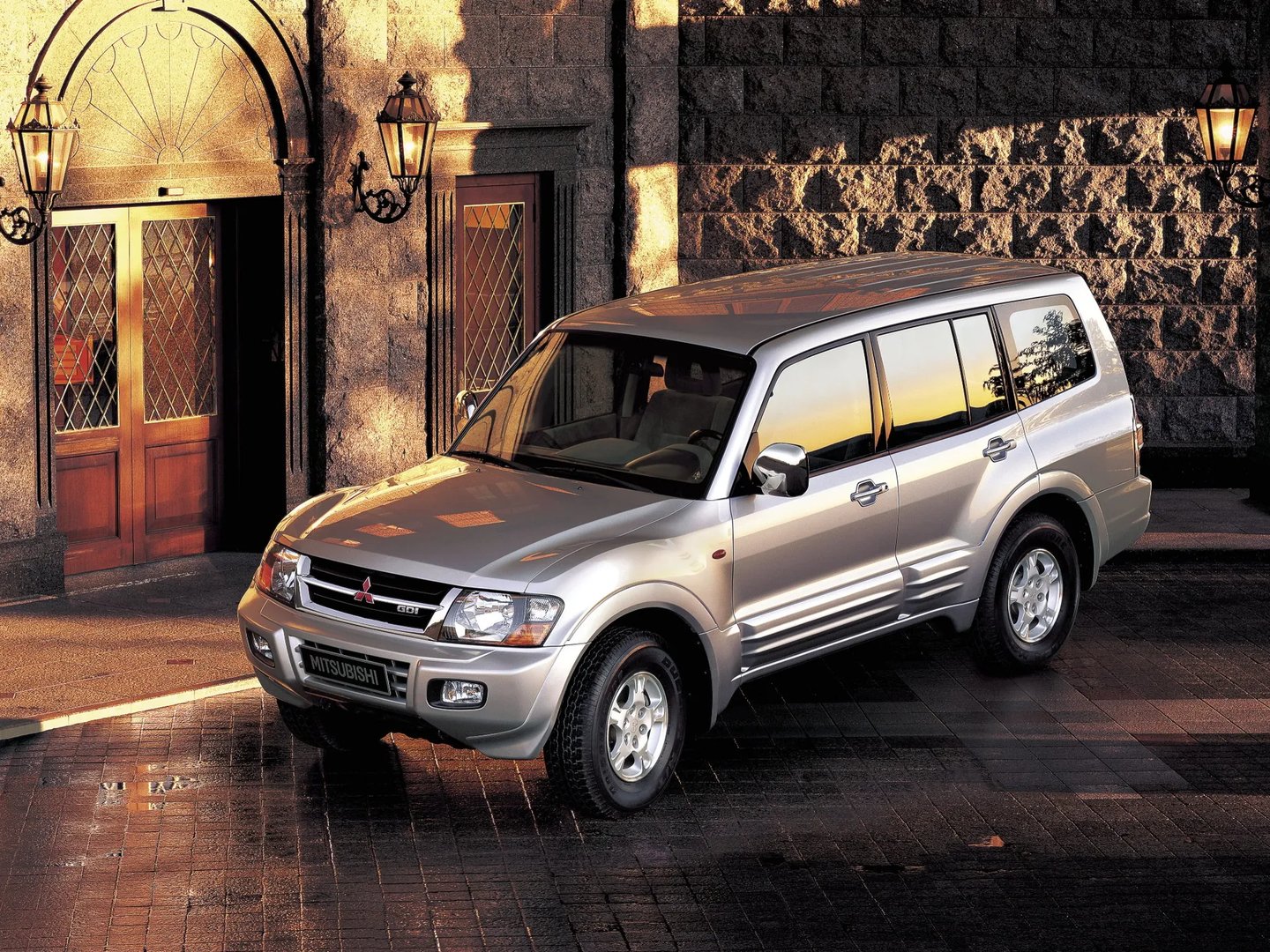 Mitsubishi_Pajero_3_generation__SUV_5-doors__3.jpg