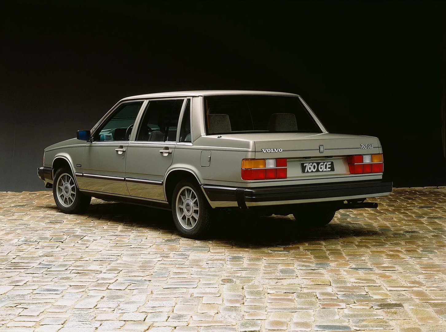 Volvo_760_1_generation__Sedan__1.jpg