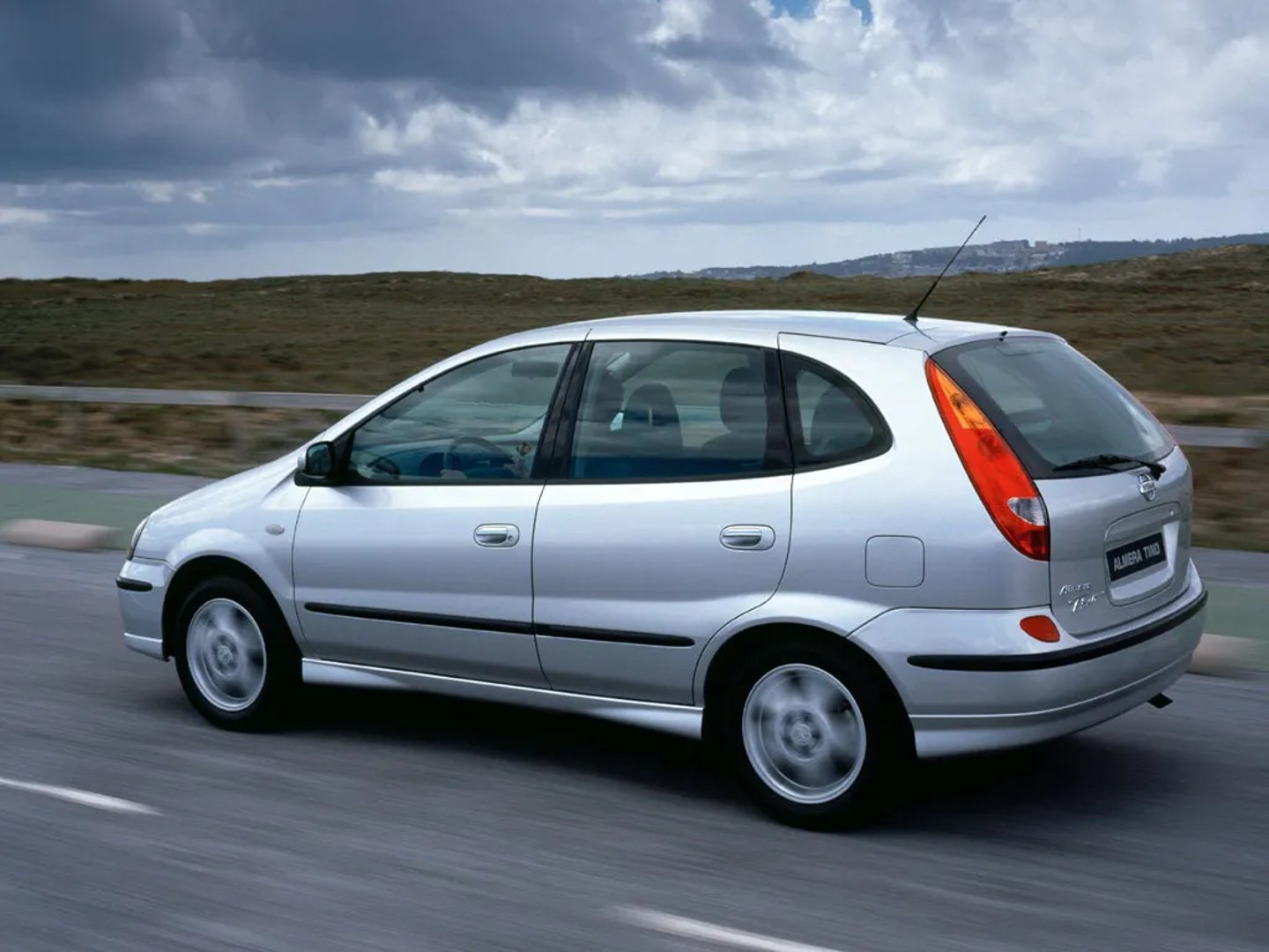 Nissan_Almera_Tino_1_generation__Compact_Van__6.jpg