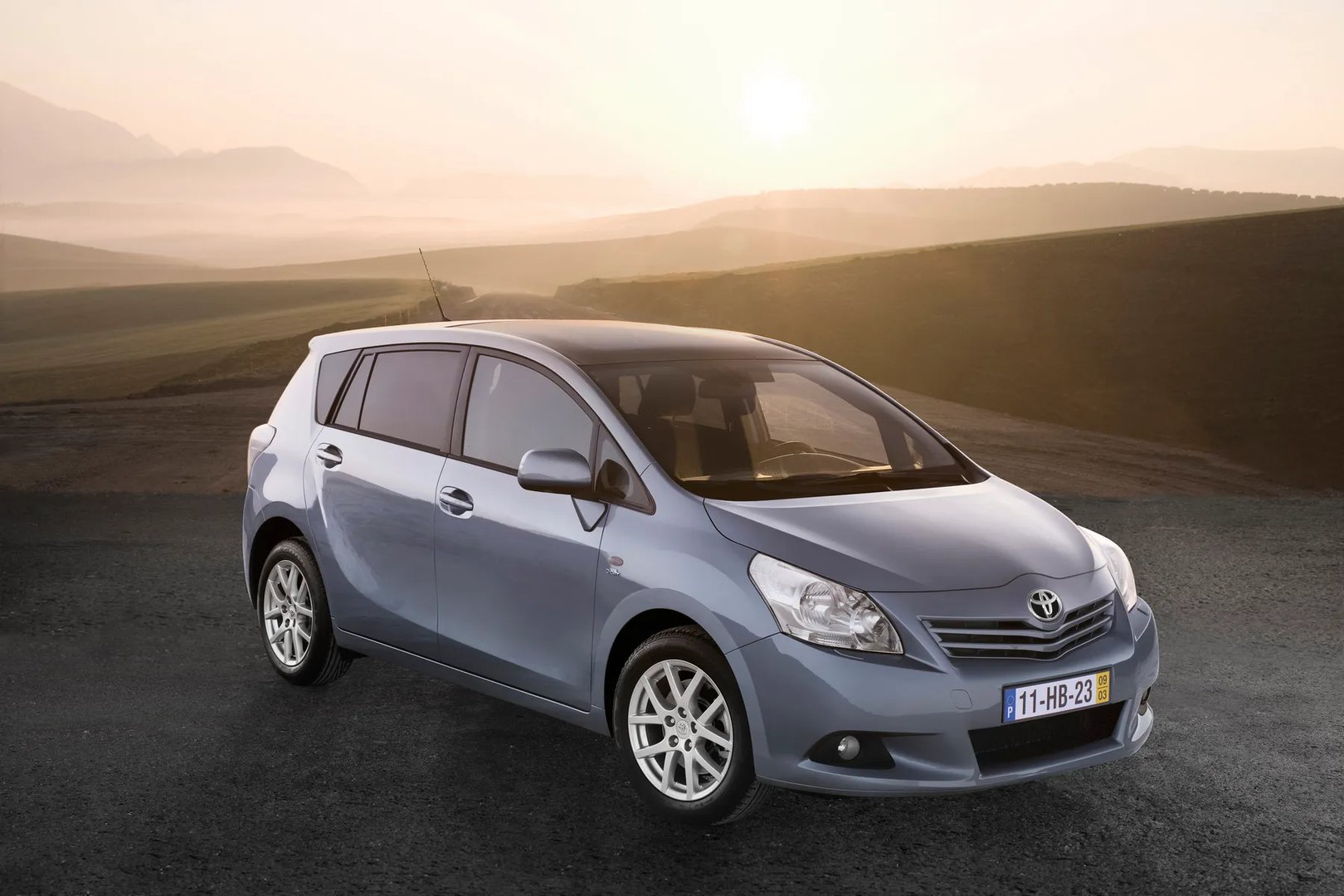 Toyota_Verso_1_generation__Compact_Van__12.jpg
