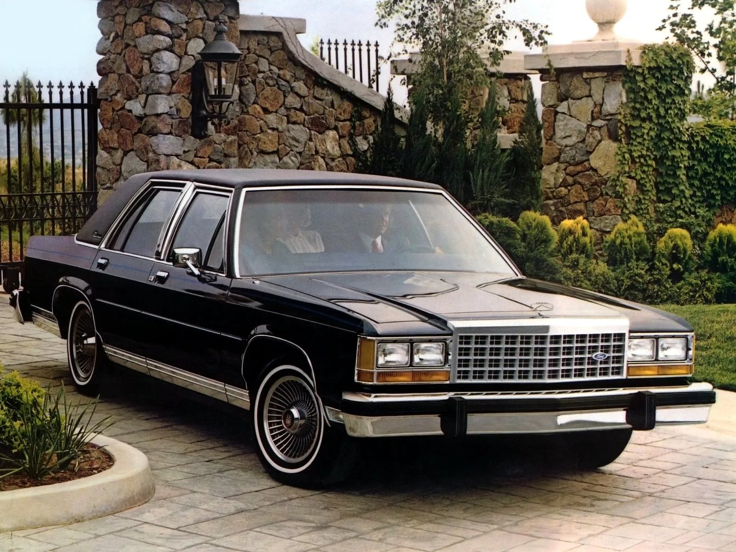 Ford_LTD_Crown_Victoria_1_generation__Sedan__1.jpg